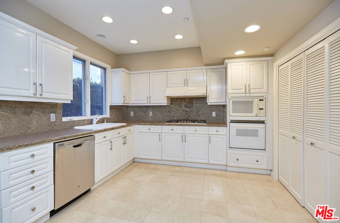 Beverly Hills, California, 90211, United States, 2 Bedrooms Bedrooms, ,3 BathroomsBathrooms,Residential,For Sale,1897211