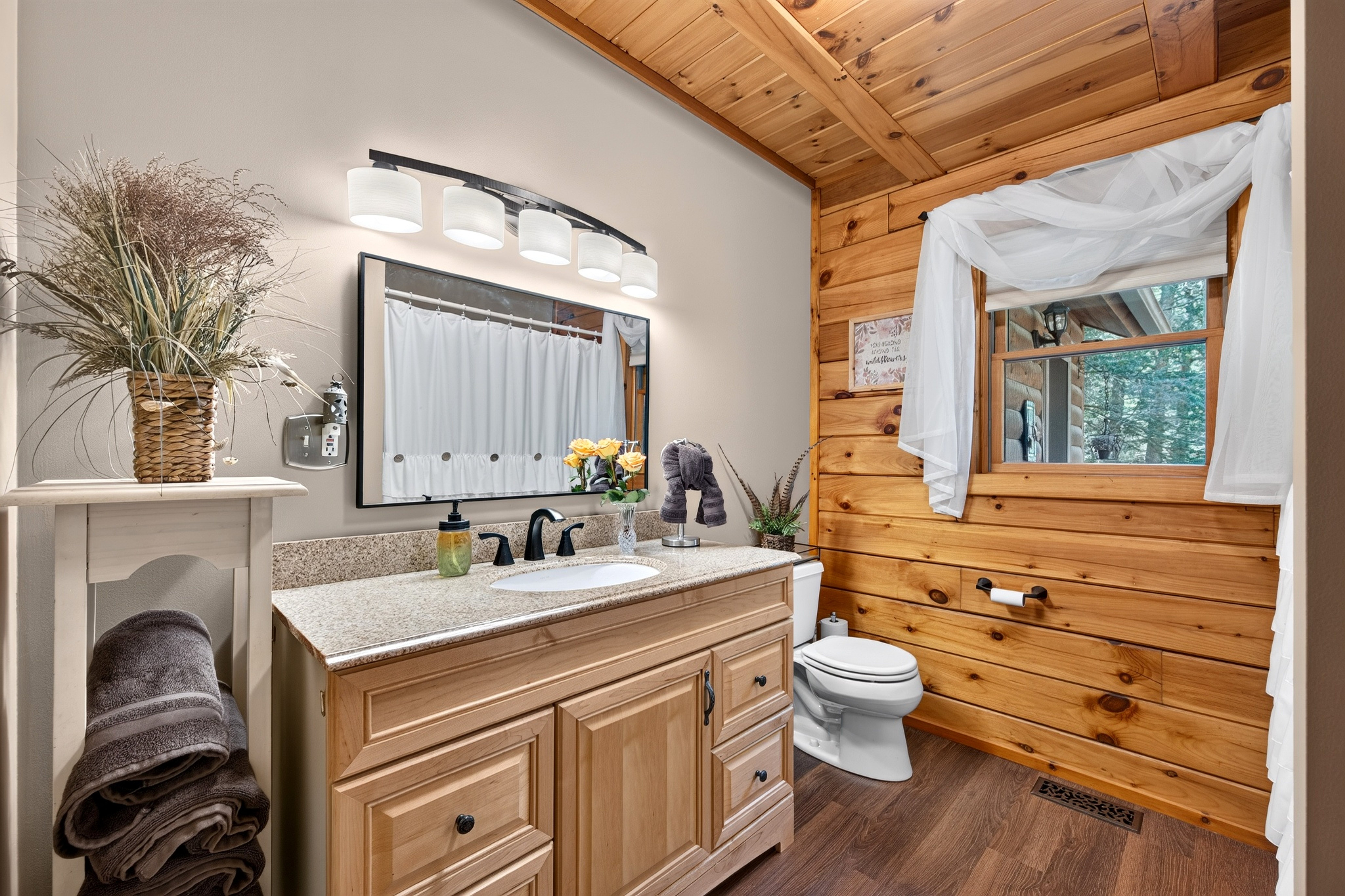  Tucked within four private, tranquil acres, this charming rustic log home offers - 物件實景