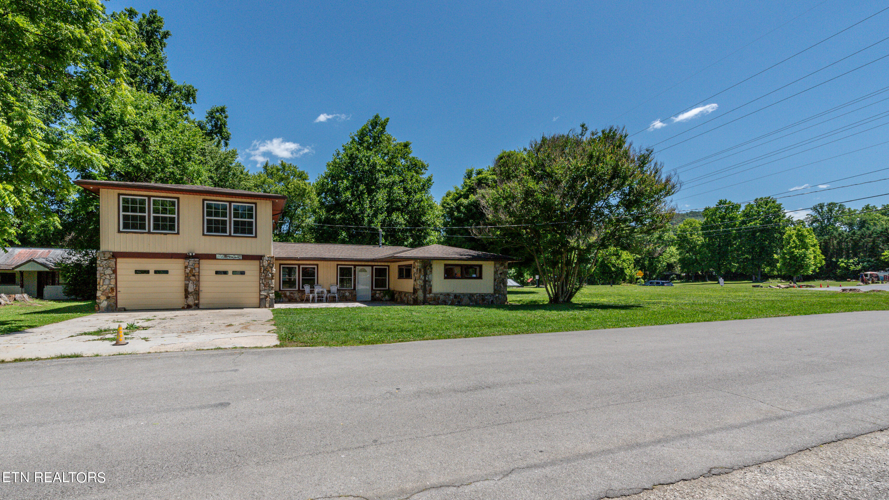 Townsend, Tennessee, 37882, United States, 3 Bedrooms Bedrooms, ,2 BathroomsBathrooms,Residential,For Sale,1984041