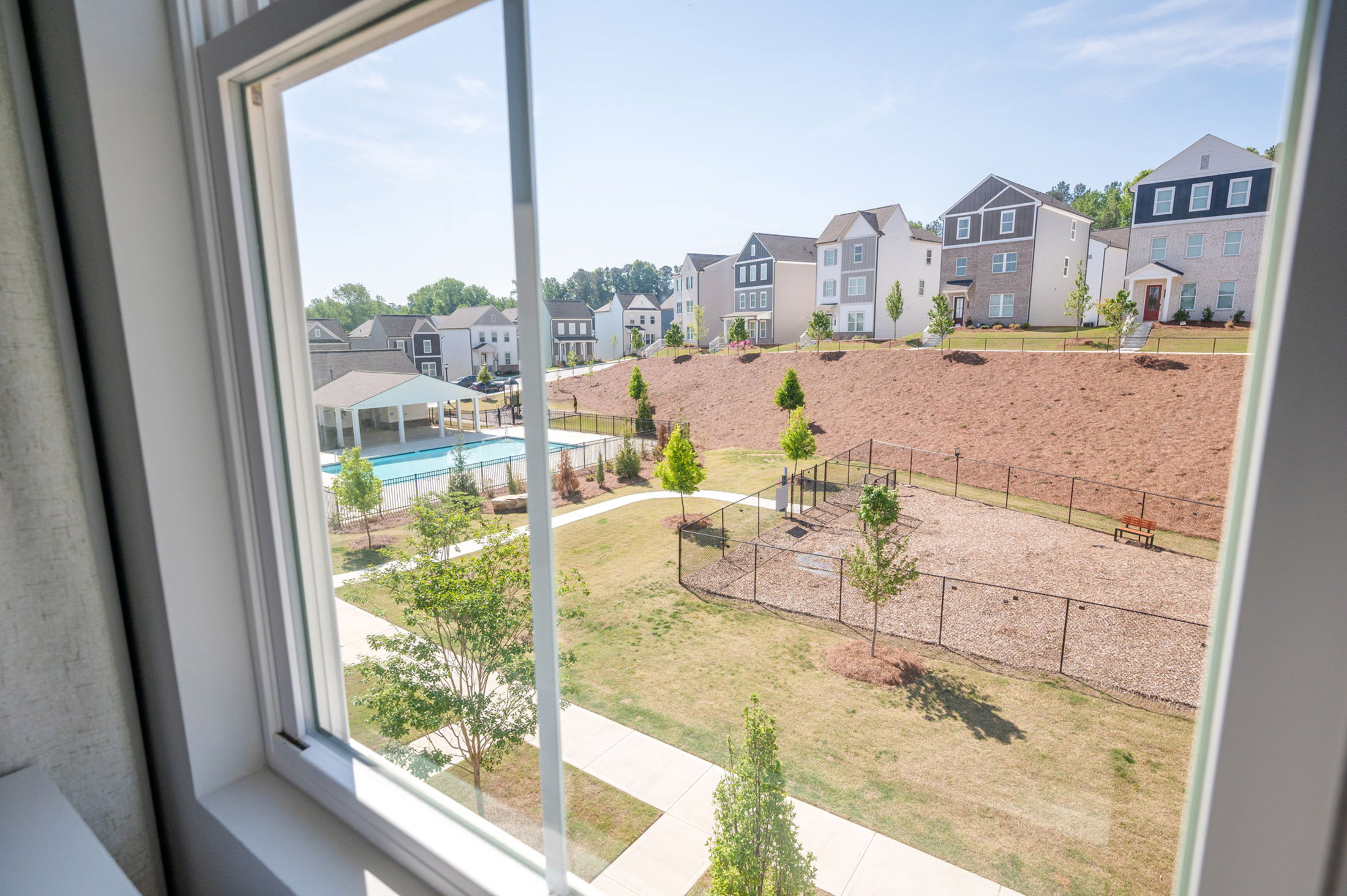  Light-filled End Unit Townhome Tucked in a Gated Westside Community - 物件實景