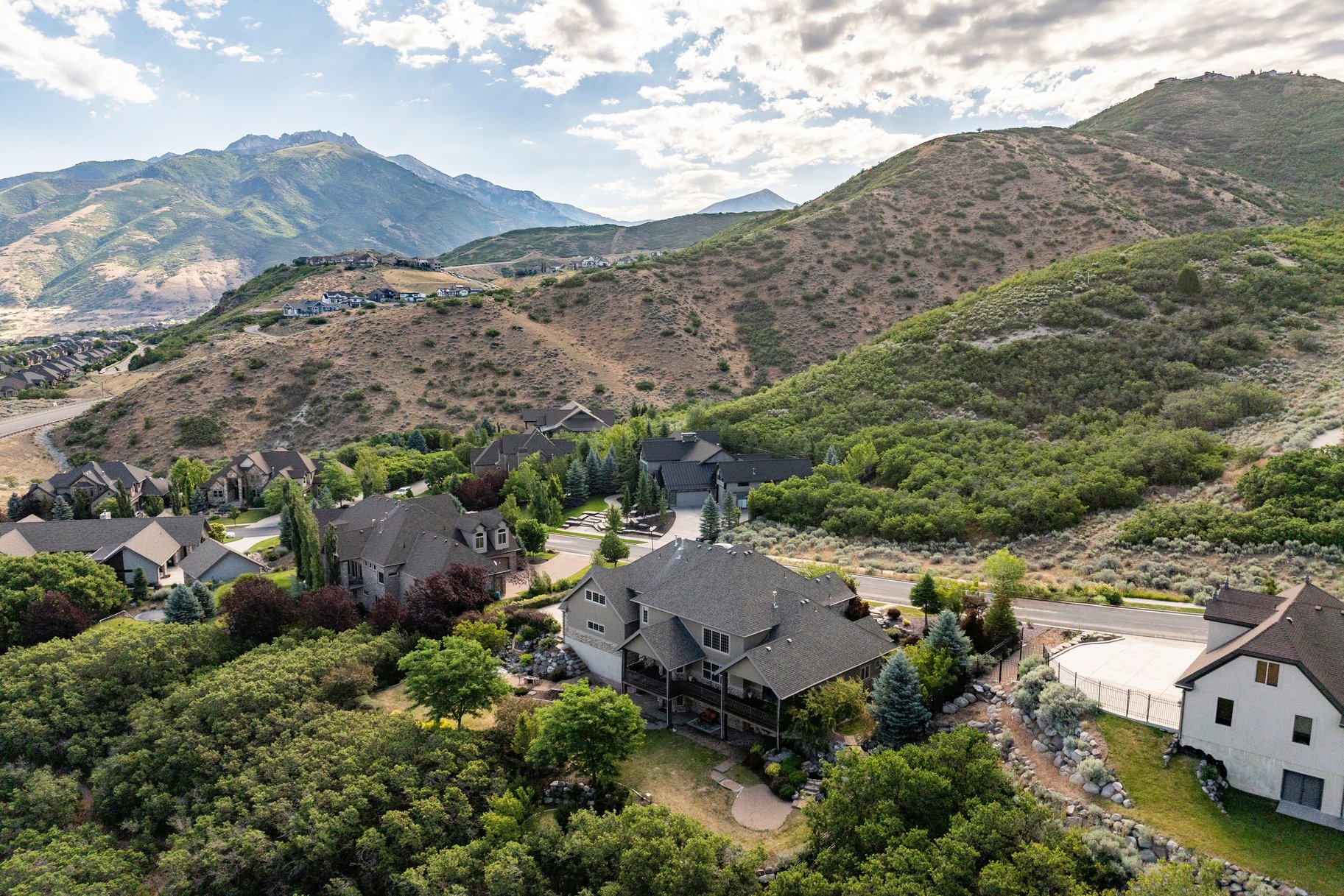  Mountain Views, Trail Access & Luxury East Bench Living - 物件實景