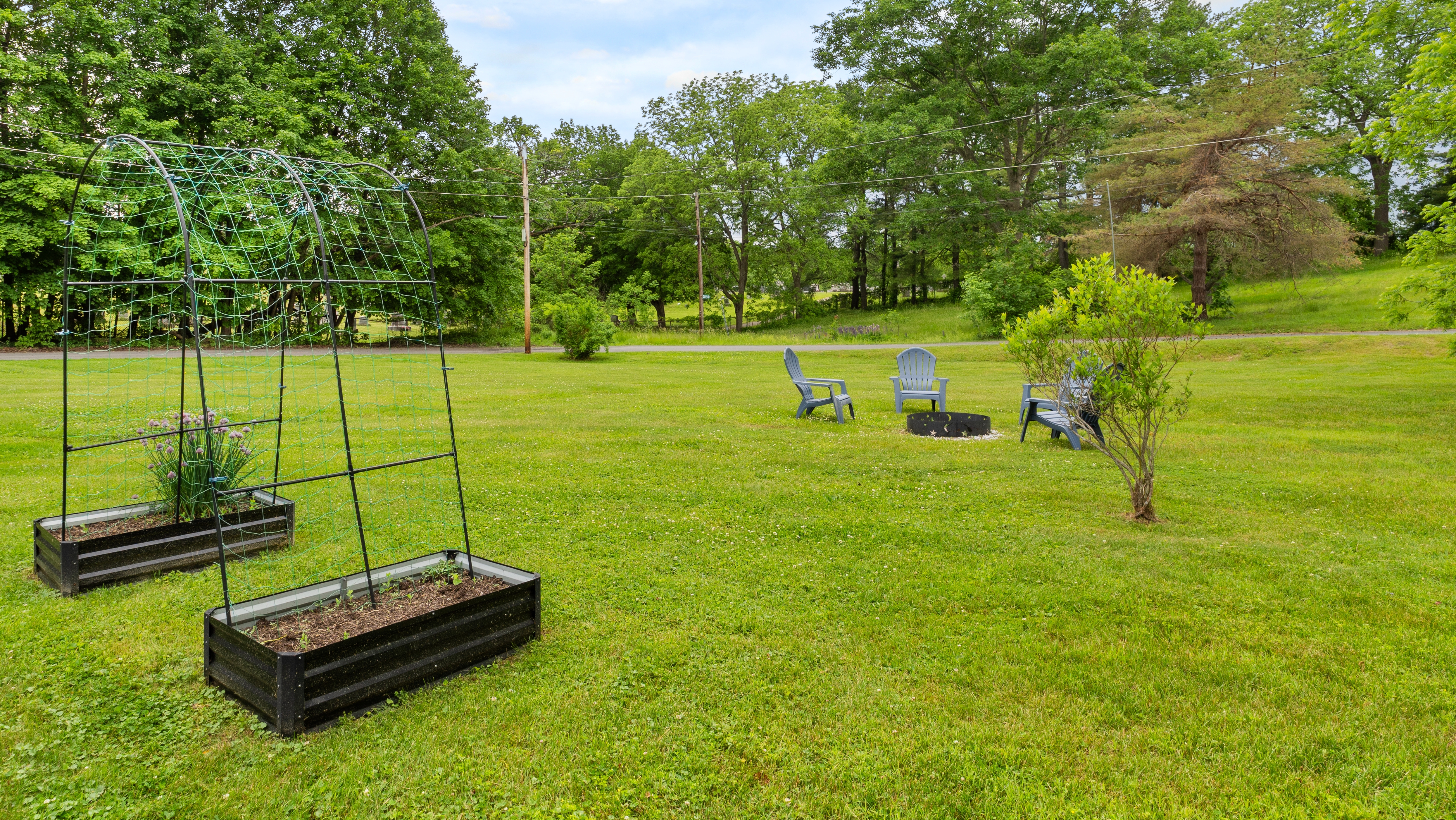  Classic New England Farmhouse with Exceptional Yard - 物件實景