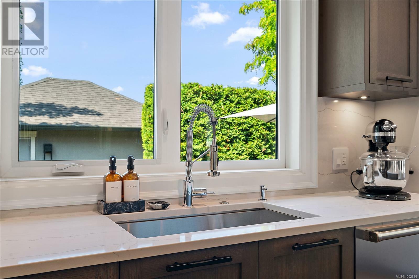 OAK BAY, British Columbia, V8R 3L8, CA, 6 Bedrooms Bedrooms, ,6 BathroomsBathrooms,Residential,For Sale,1874801