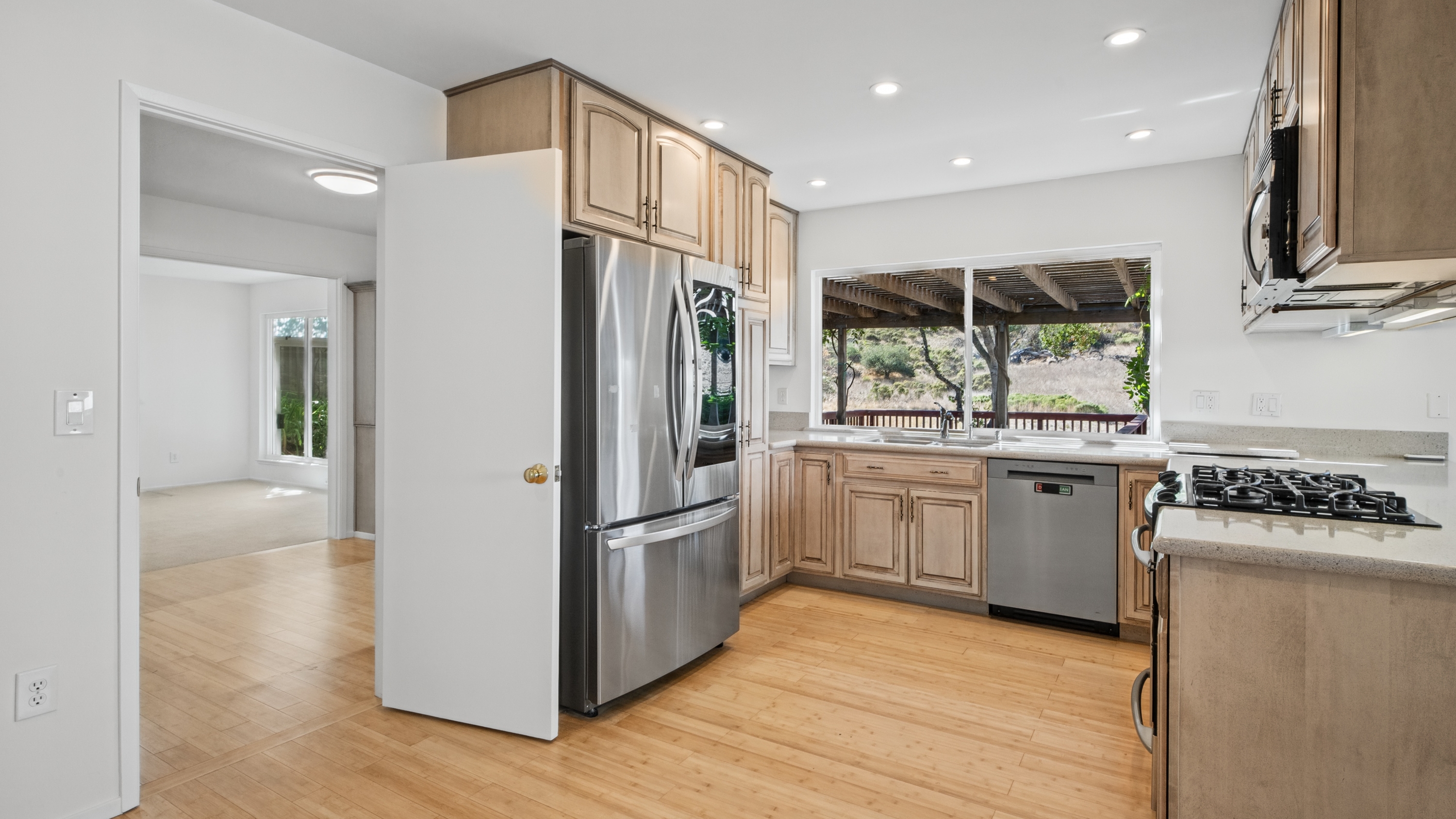  Spacious Mont Marin Contemporary with Open Space Views - 物件實景