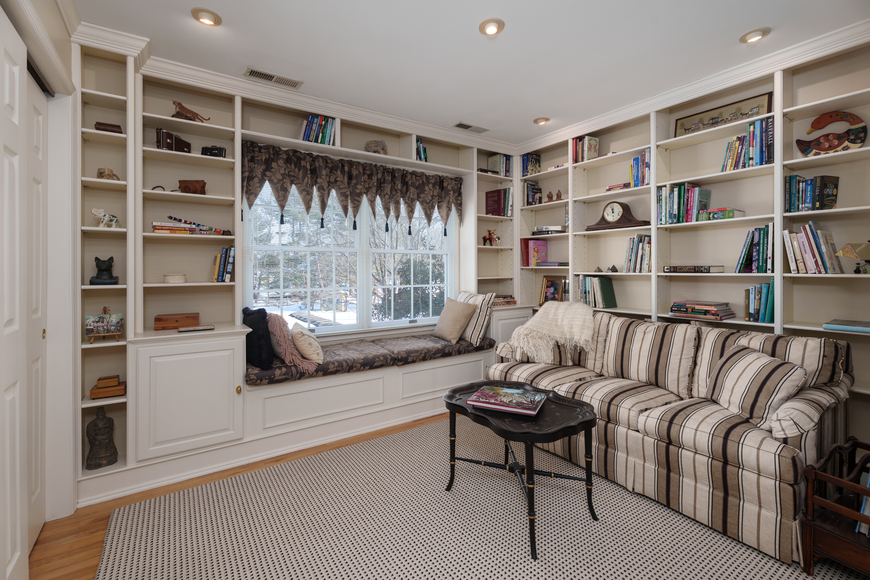  Architecturally Distinct with Greenhouse, Sunroom, and Updated Kitchen - 物件實景