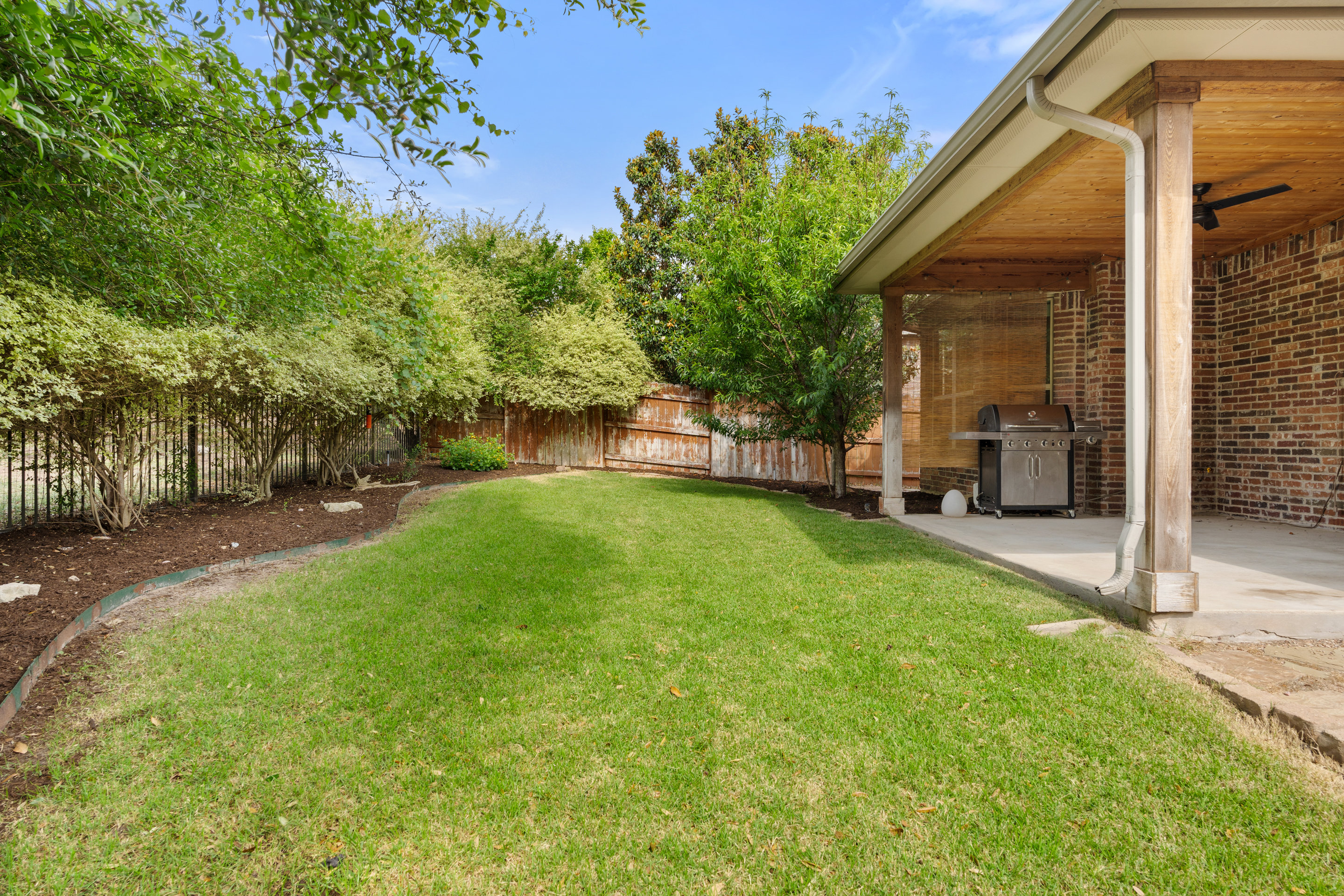  Beautifully Updated on a Prime Greenbelt Lot - 物件實景