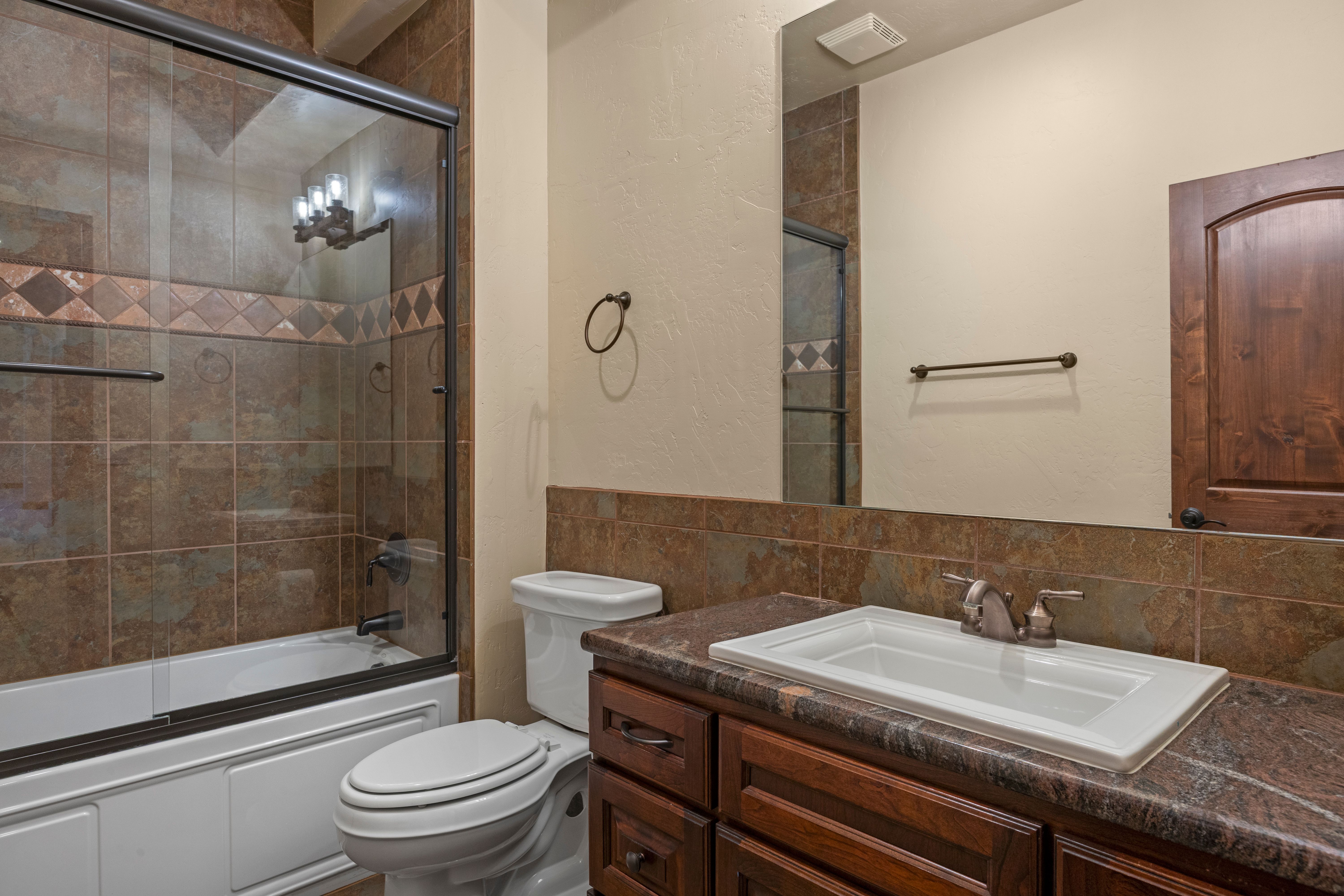  Spectacular custom ranch with a walk-out finished basement - 物件實景