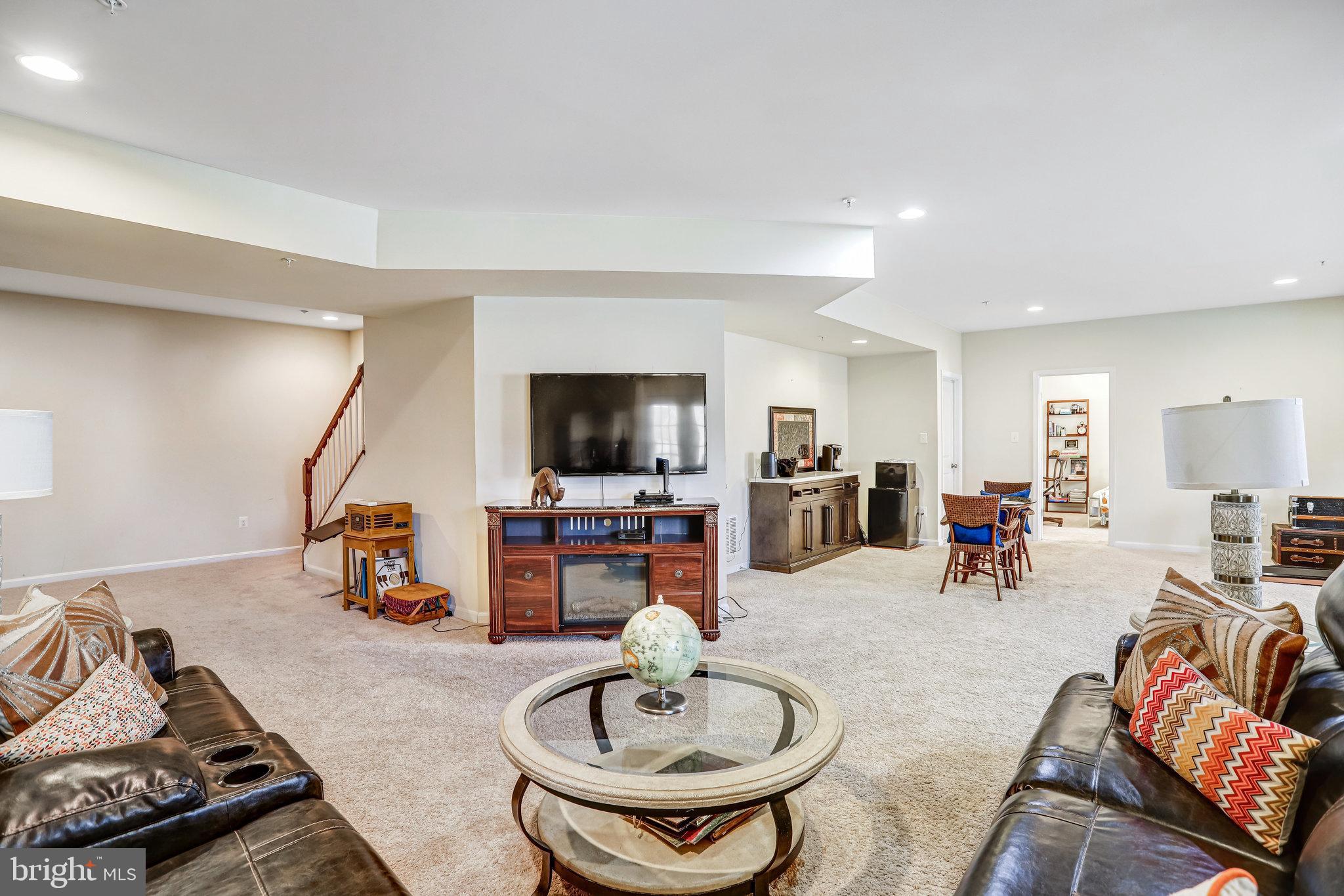 Lanham, Maryland, 20706, United States, 6 Bedrooms Bedrooms, ,5 BathroomsBathrooms,Residential,For Sale,2002849