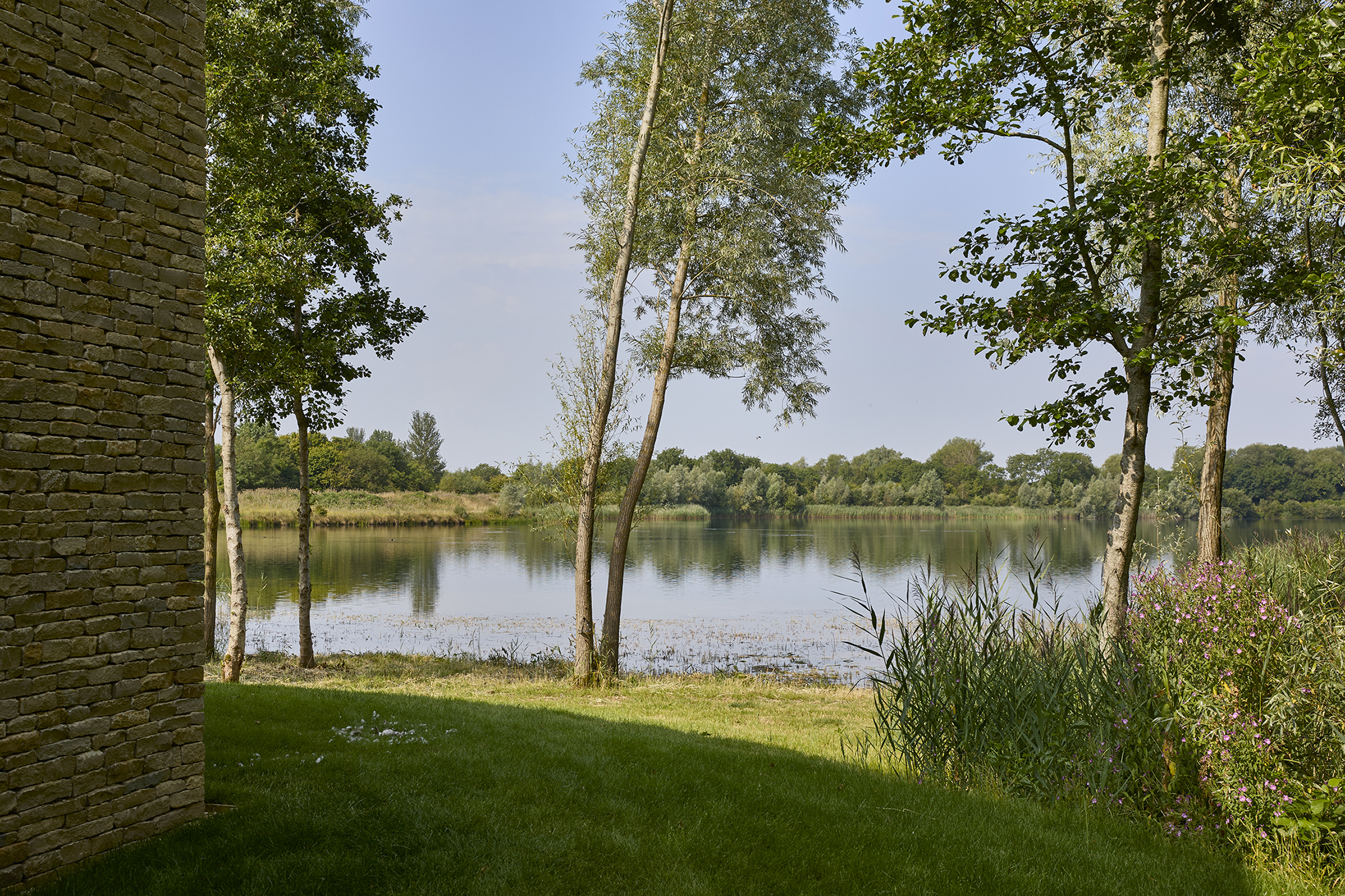  Contemporary Lakeside House at The Lakes by Yoo - 物件實景