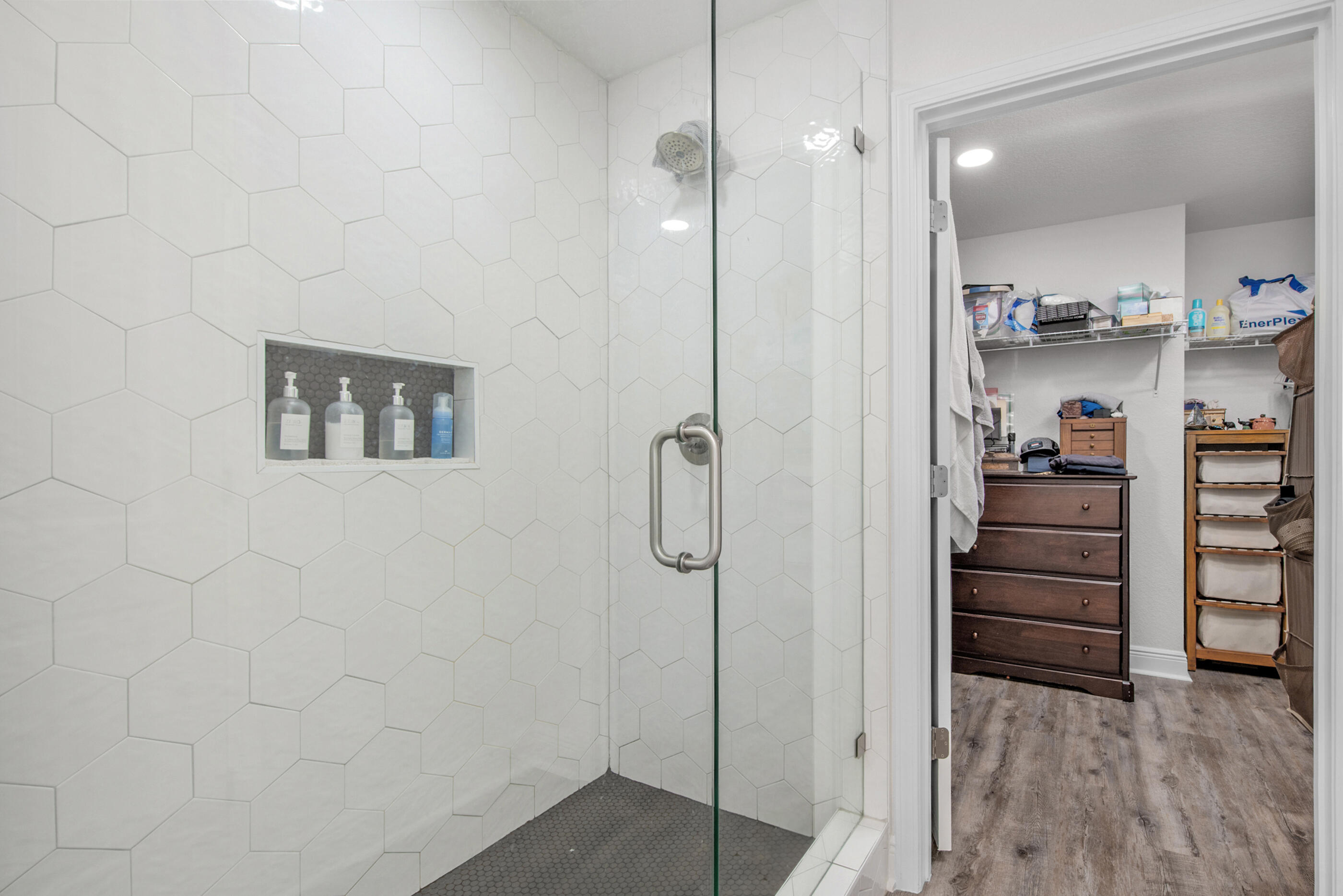 Gulf Breeze, Florida, 32563, United States, 5 Bedrooms Bedrooms, ,3 BathroomsBathrooms,Residential,For Sale,1950395