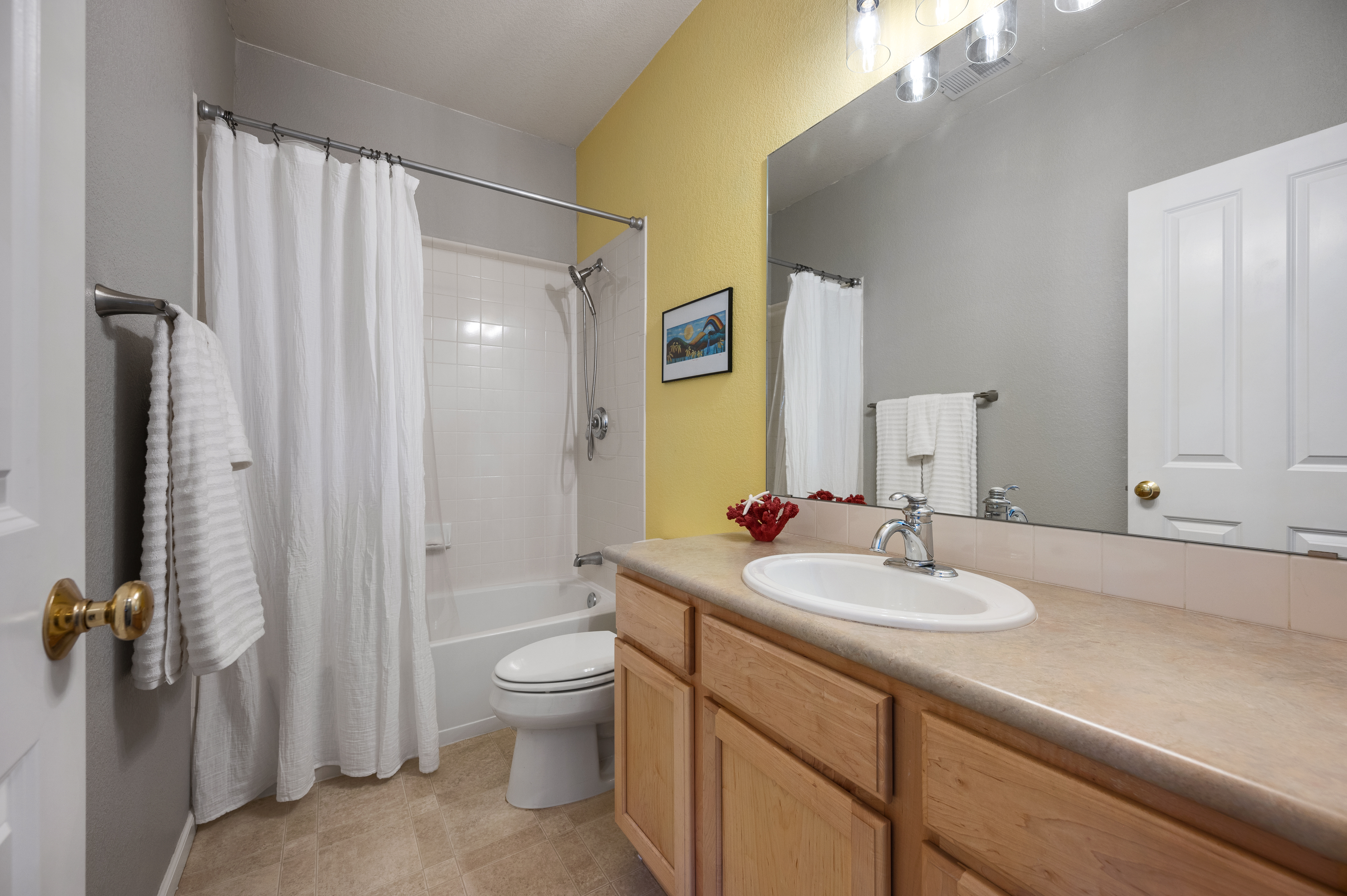  Beautifully Designed 2nd-floor Condo in Sought-after Community of Edgewater Park - 物件實景