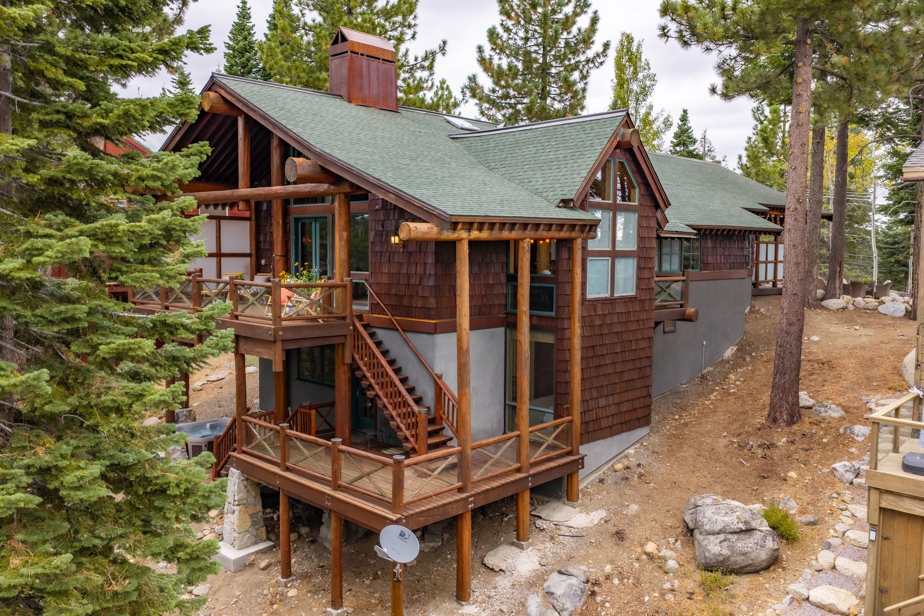  Views of Donner Lake with Donner Lake Rim Trail in Backyard - 物件實景