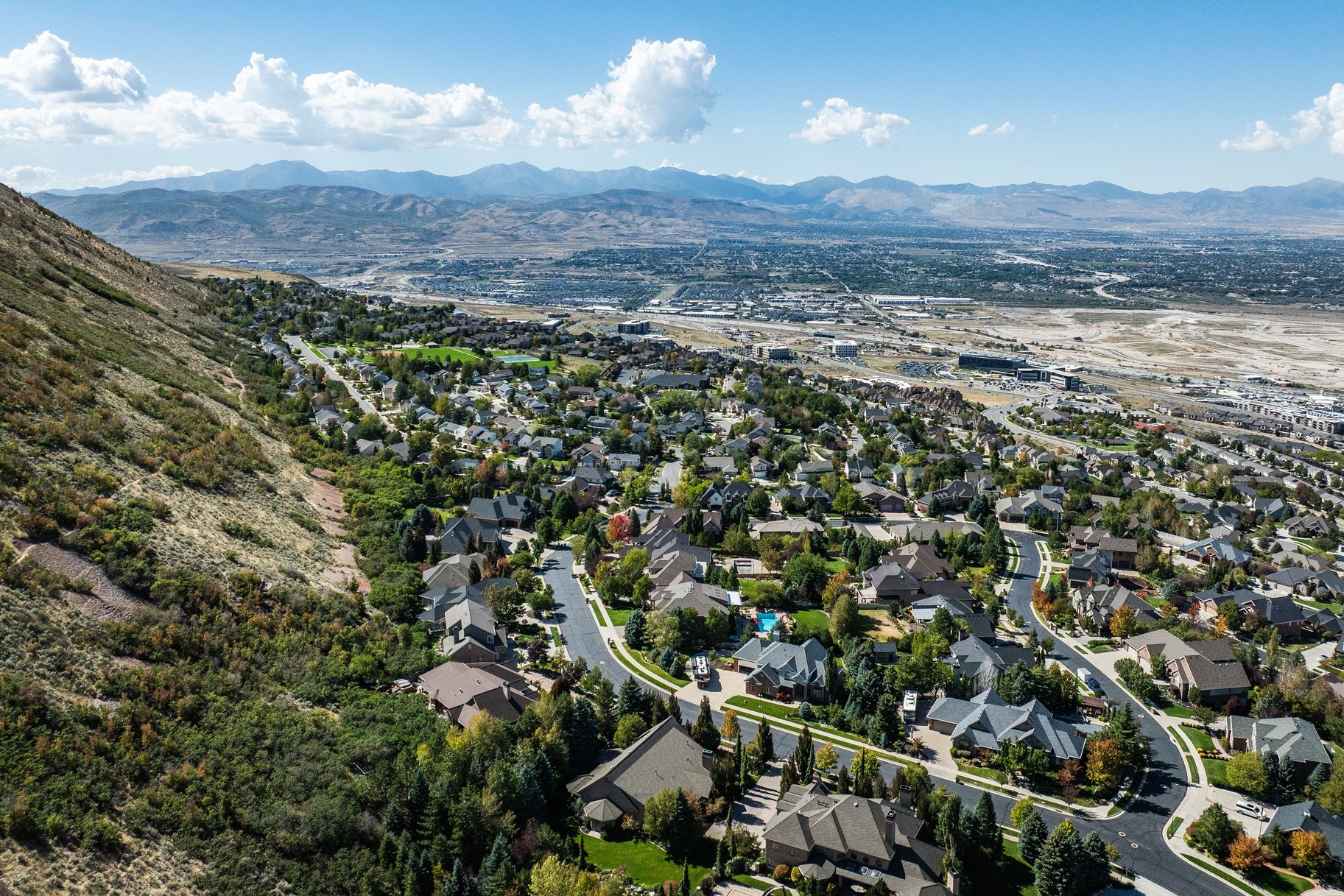 Stately Gated-Community Estate on Nearly Half an Acre: Vaulted Ceilings, Valley - 物件實景