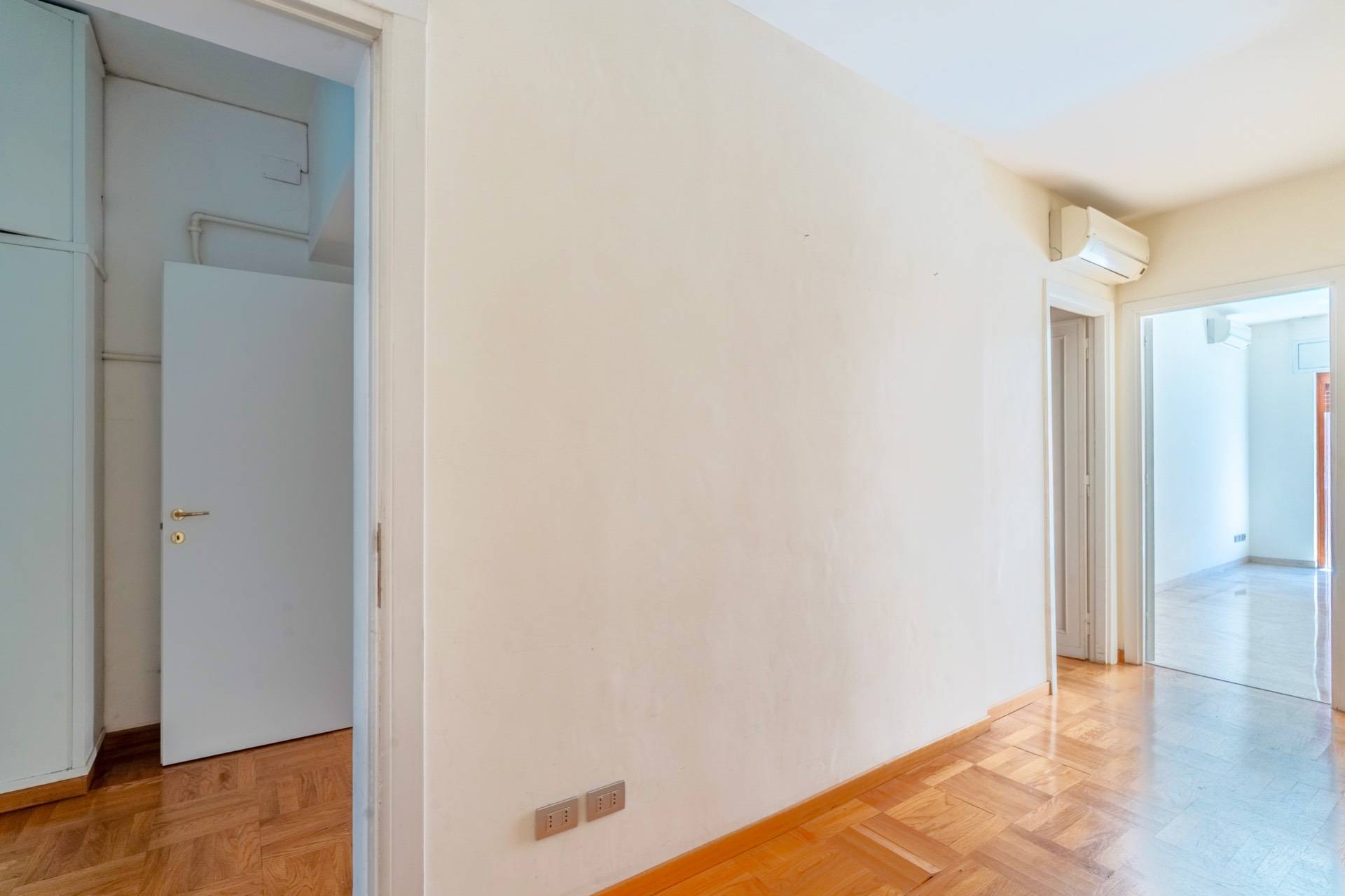 Roma, Roma, 00100, IT, 4 Bedrooms Bedrooms, ,2 BathroomsBathrooms,Residential,For Sale,1836935
