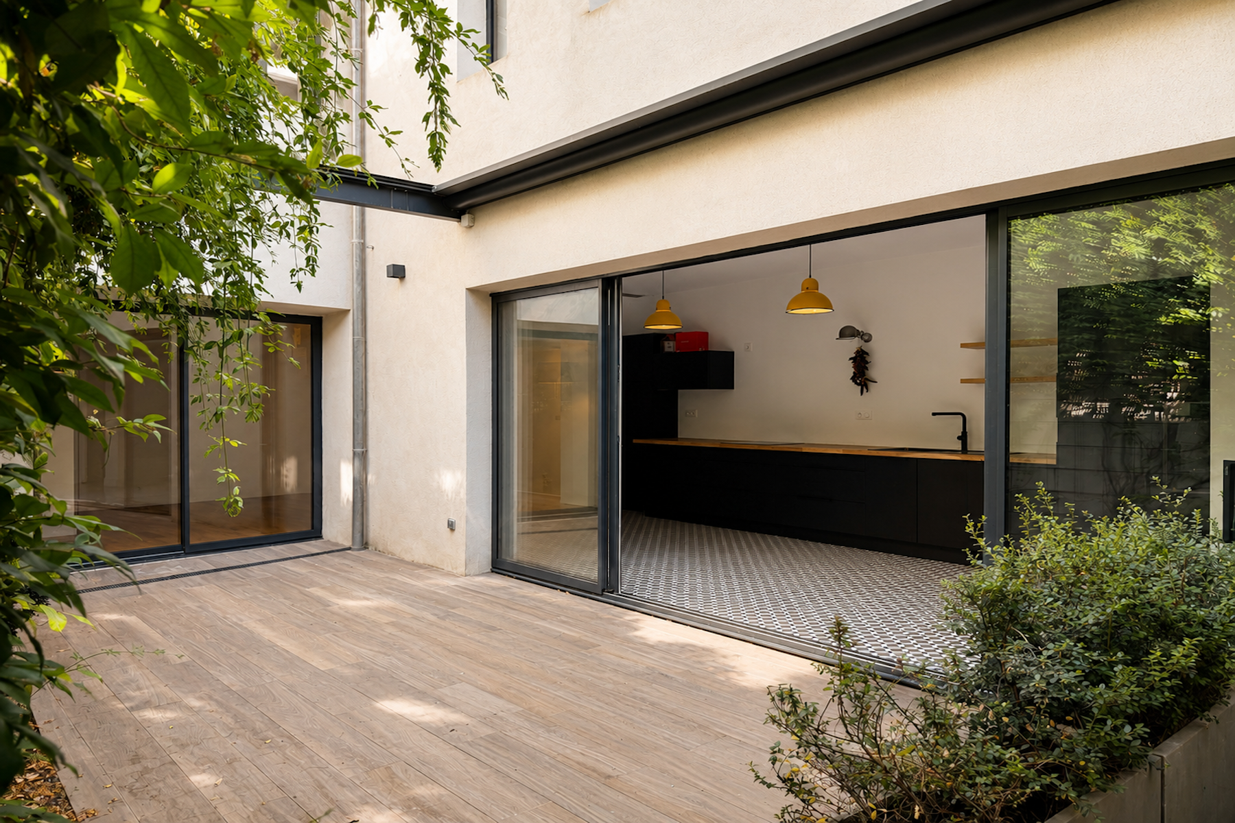  NÎMES CITY CENTRE ELEGANTLY RENOVATED TOWNHOUSE WITH GARAGE, PRIVATE COURTYARD … - 物件實景