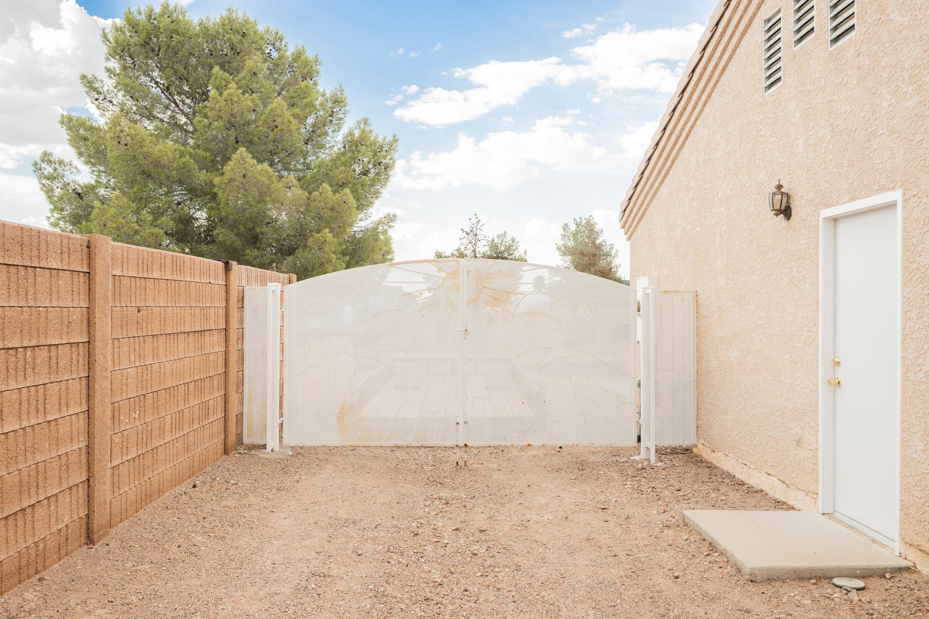  Rare Half Acre Opportunity in Henderson HOA, RV Hookups, Endless Potential - 物件實景