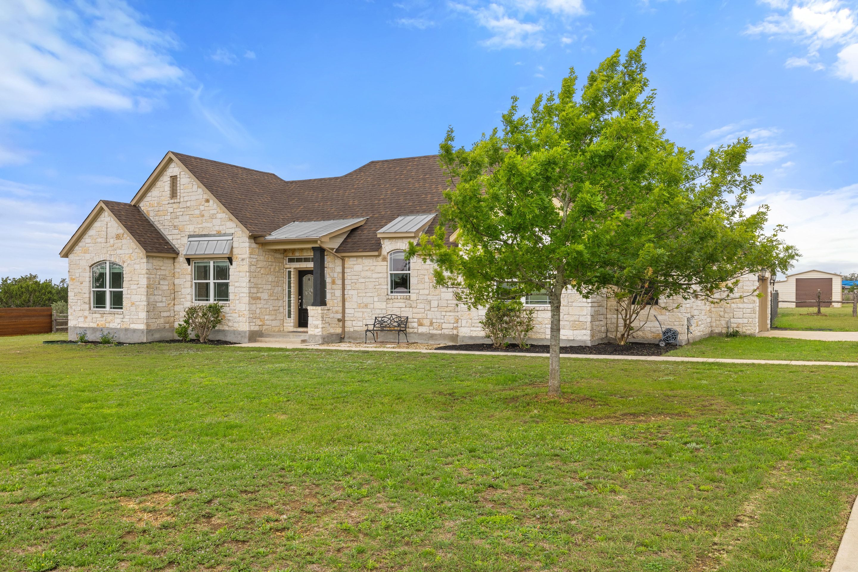  Beautiful Dripping Springs 1-Story on 2 Level Acres with Barn in Chama Trace - 物件實景