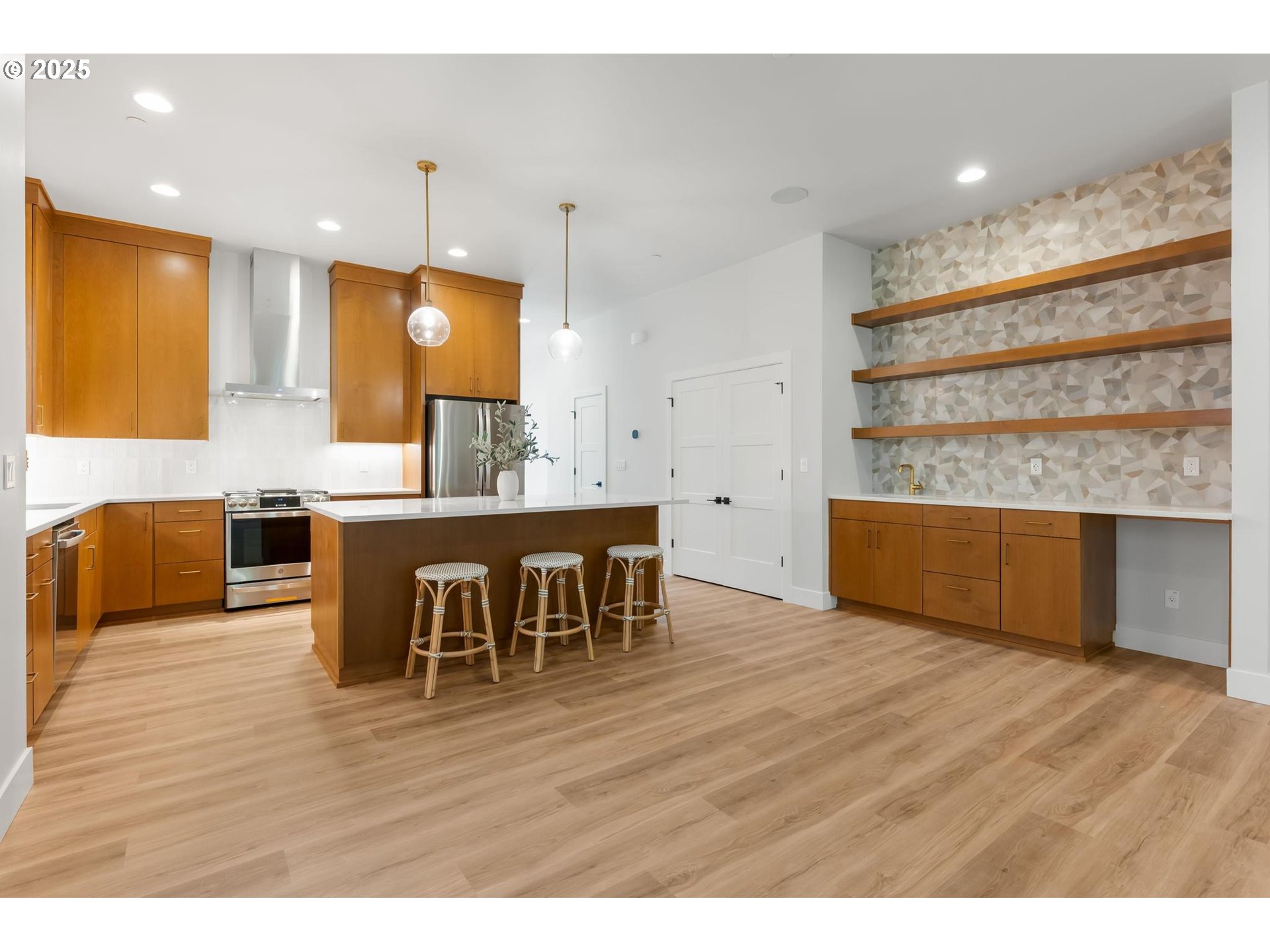 Portland, Oregon, 97219, United States, 3 Bedrooms Bedrooms, ,2 BathroomsBathrooms,Residential,For Sale,1699870