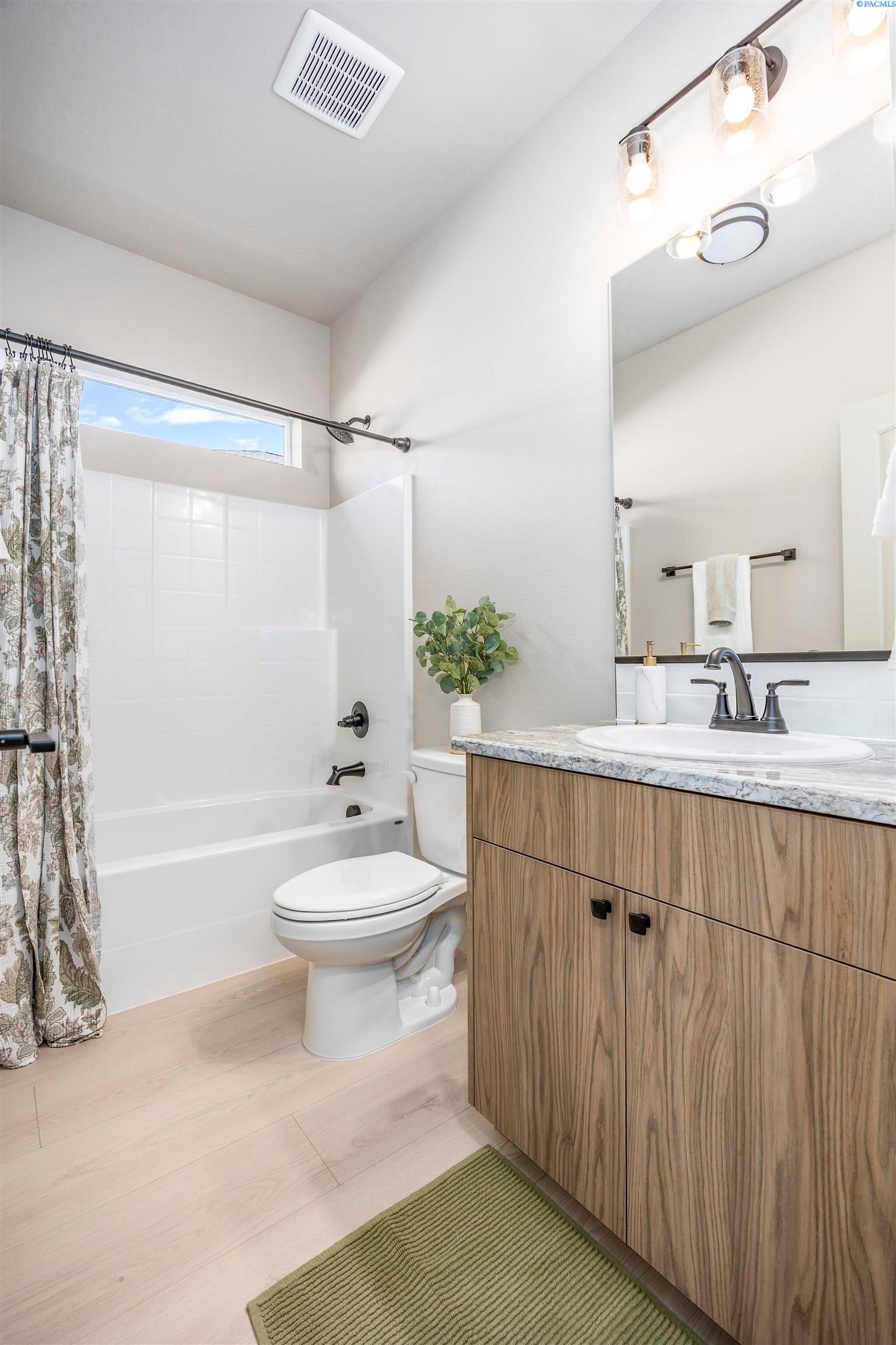 Richland, Washington, 99352, United States, 4 Bedrooms Bedrooms, ,3 BathroomsBathrooms,Residential,For Sale,1980389