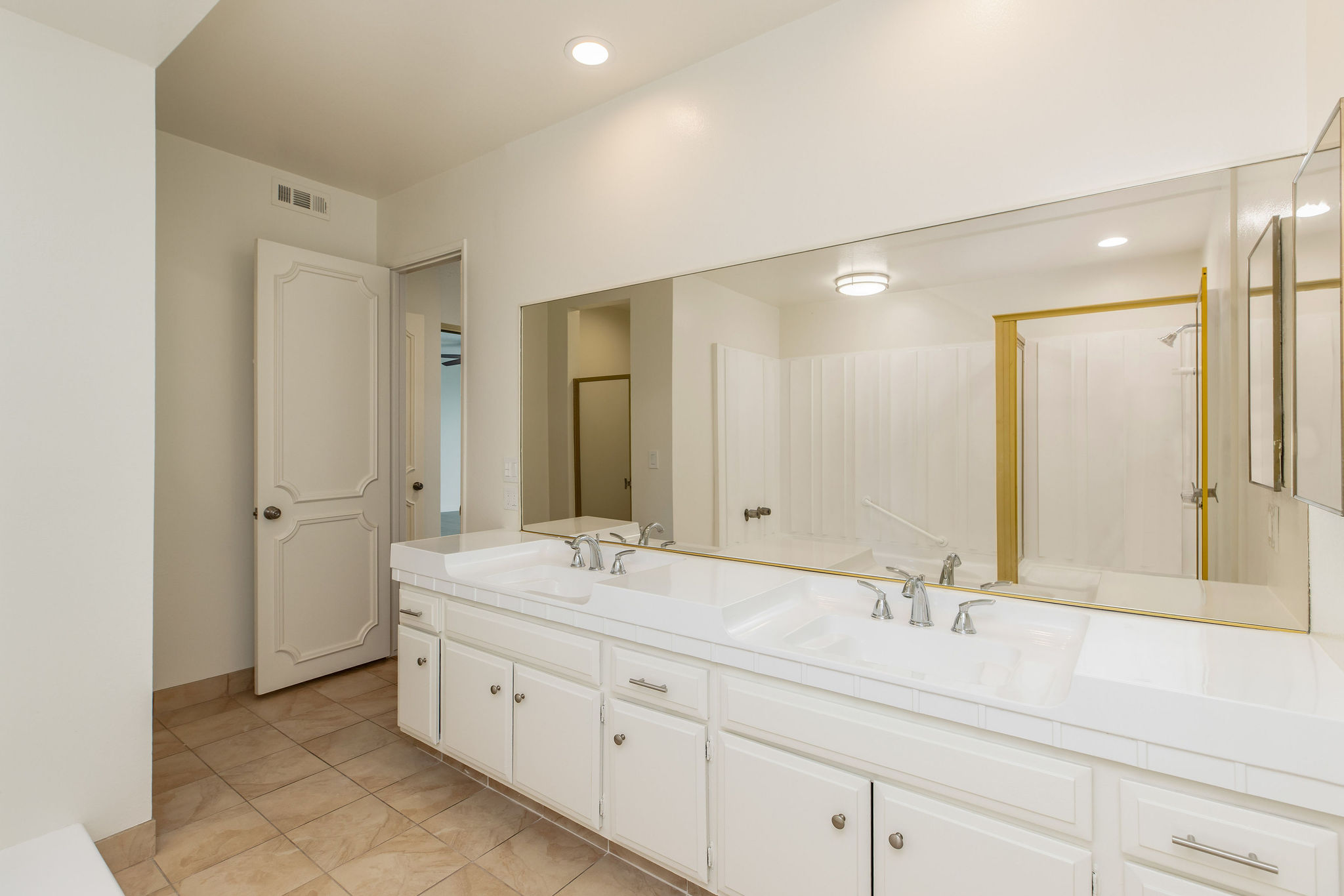  5216 Yarmouth #105 - 物件實景