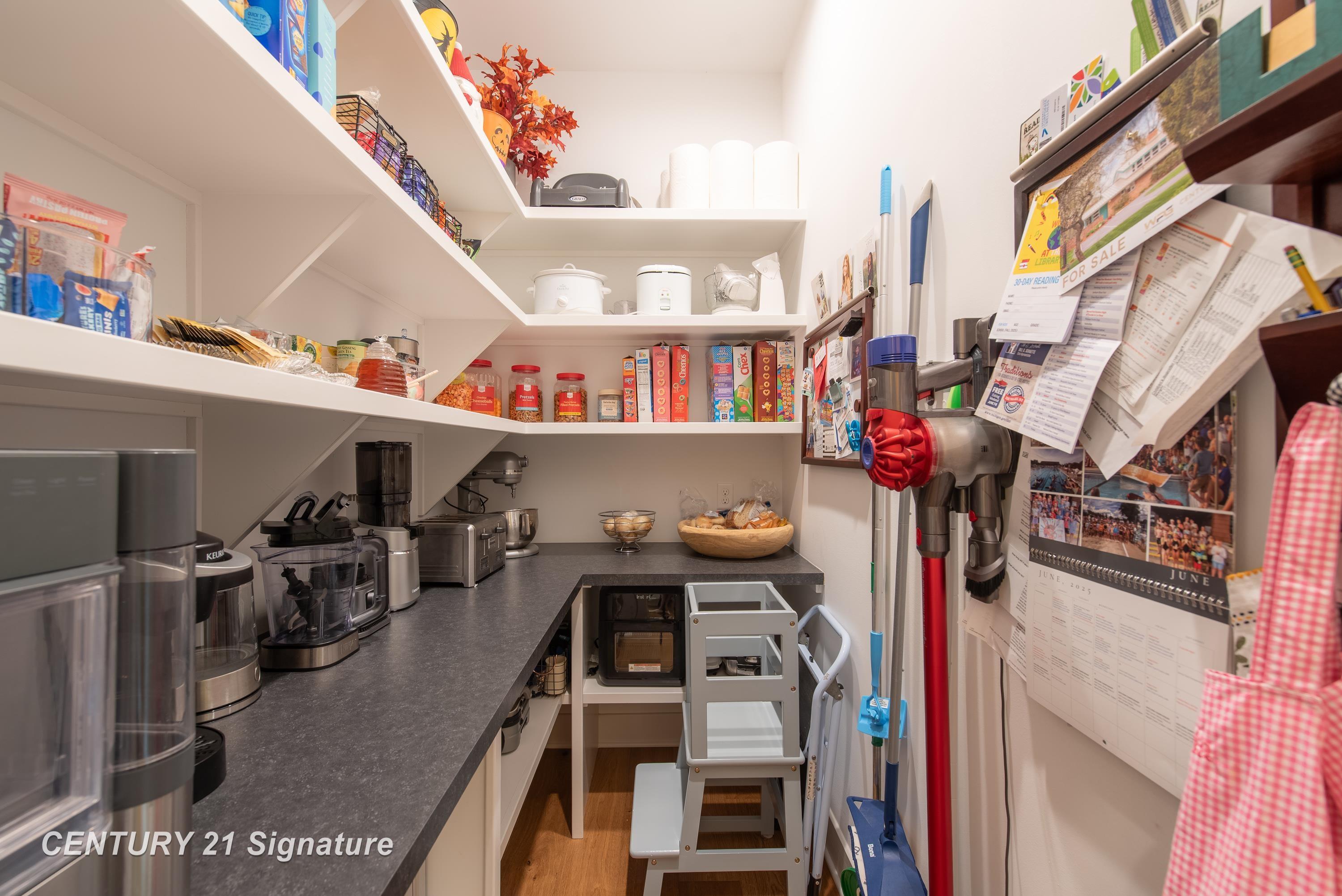 Midland, Michigan, 48642, United States, 4 Bedrooms Bedrooms, ,5 BathroomsBathrooms,Residential,For Sale,1975618