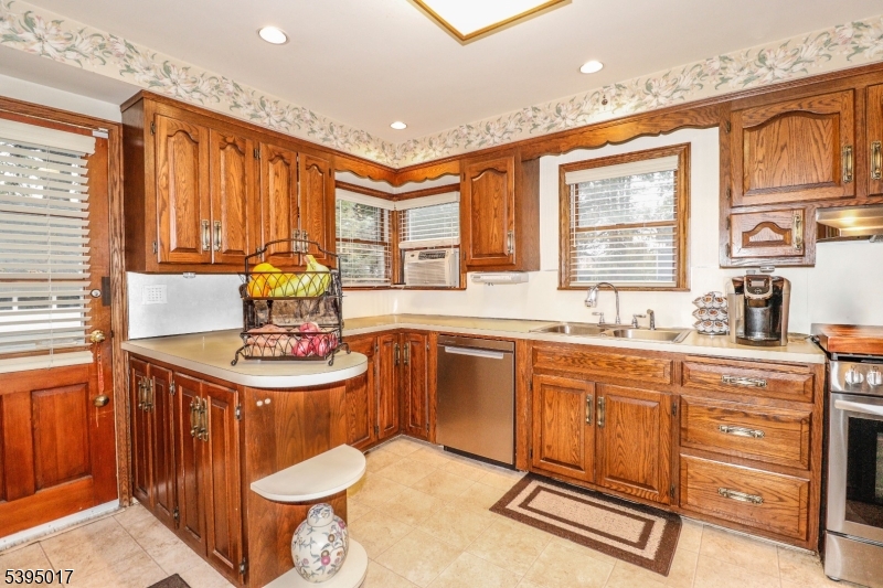 Rahway City, New Jersey, 07065, United States, 4 Bedrooms Bedrooms, ,2 BathroomsBathrooms,Residential,For Sale,1986510