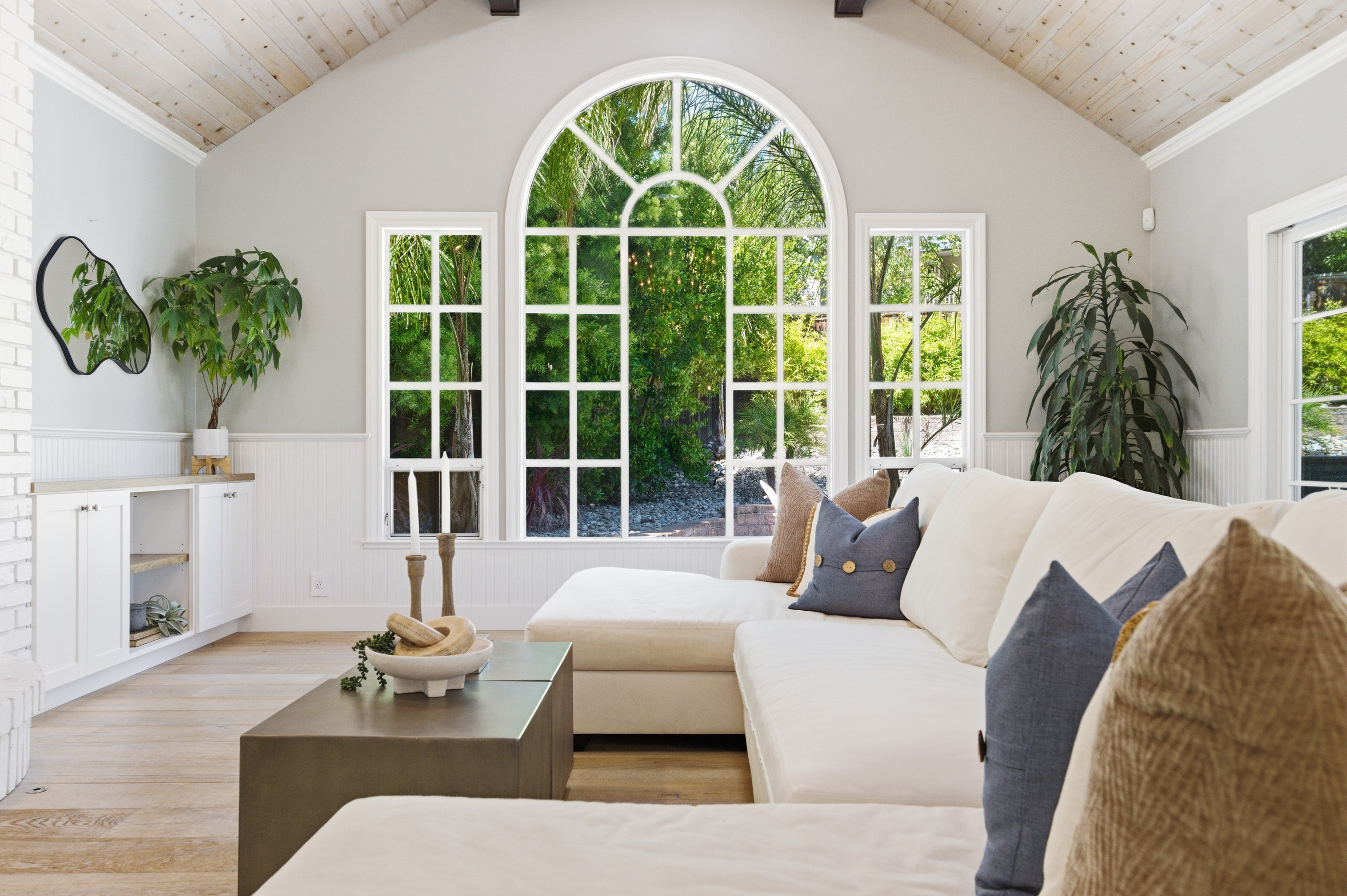  Timeless Transitional Estate with Resort-Style Backyard - 物件實景