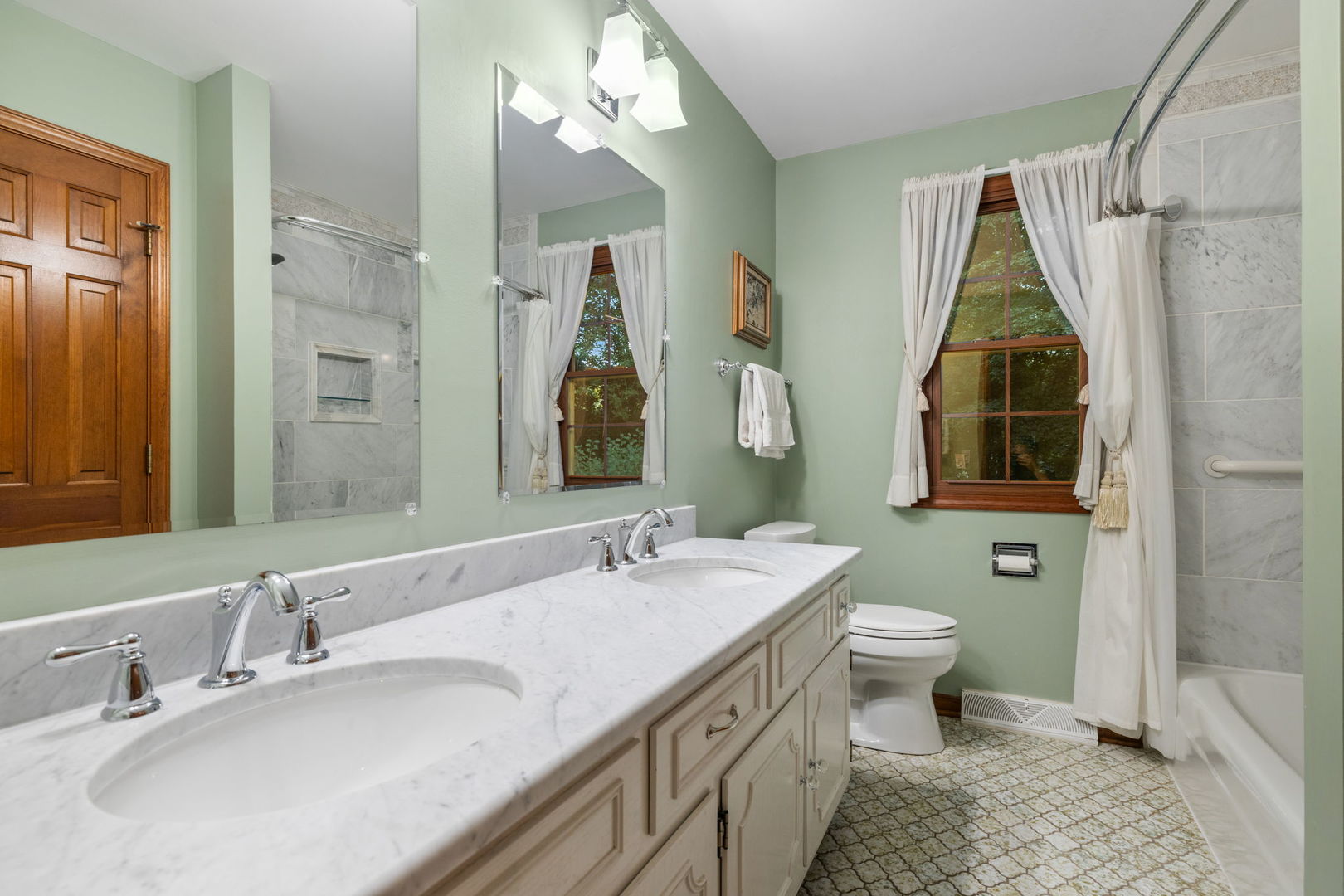 Wheaton, Illinois, 60189, United States, 5 Bedrooms Bedrooms, ,3 BathroomsBathrooms,Residential,For Sale,1941068