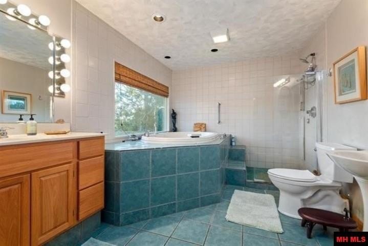 Mountain Home, Arkansas, 72653, United States, 5 Bedrooms Bedrooms, ,4 BathroomsBathrooms,Residential,For Sale,1899496