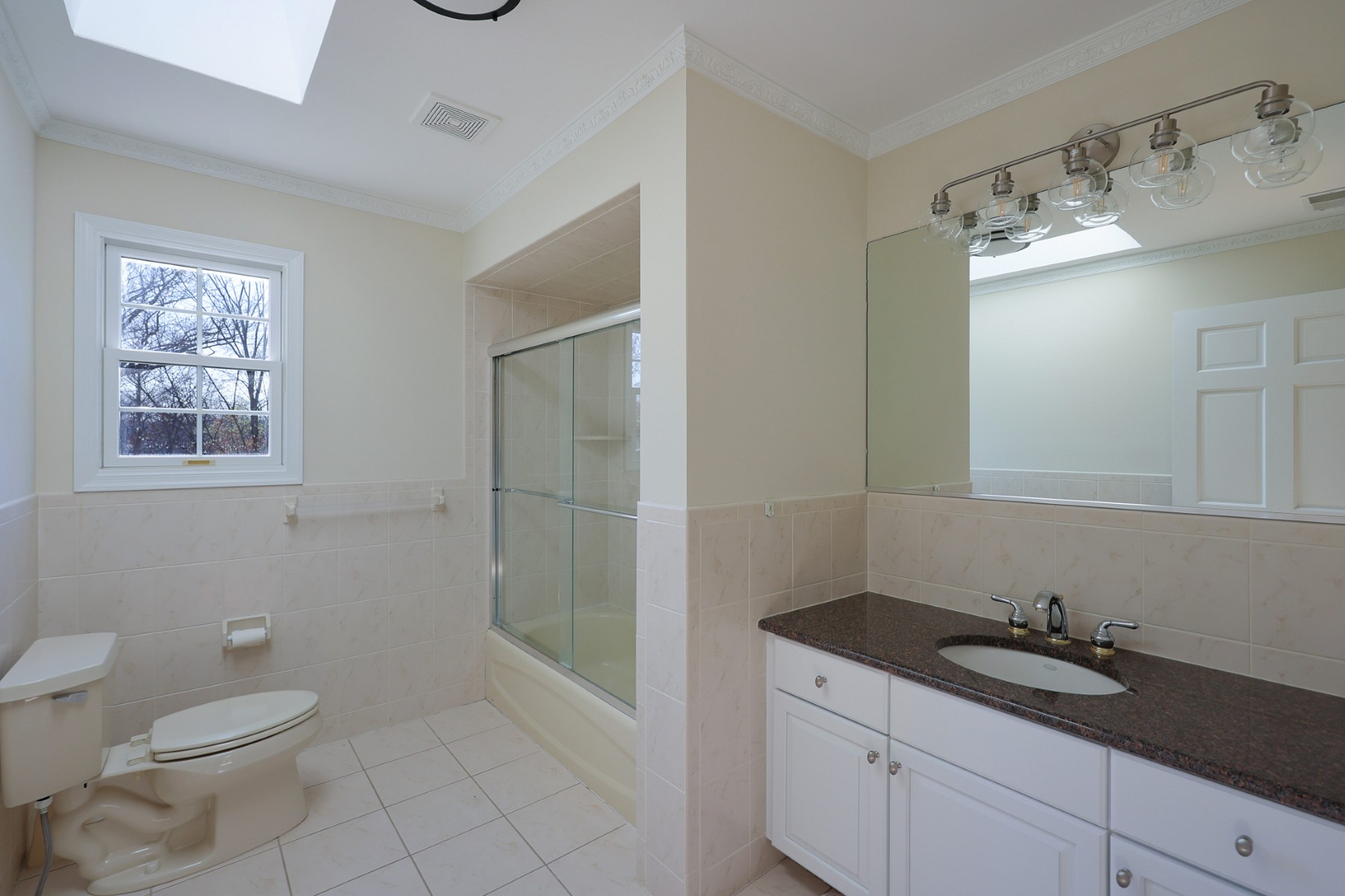  Impressive Seven Bedroom Colonial Offer Privacy and Practicality - 物件實景