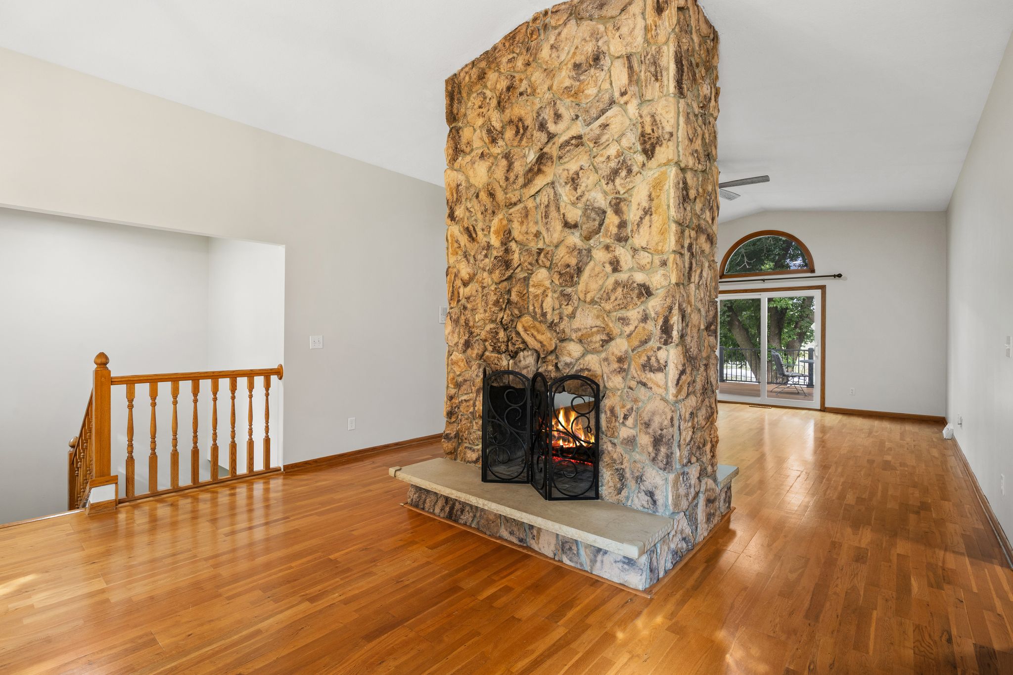  Exceptional Crystal Lake Retreat with Expansive Lakefront Living - 物件實景