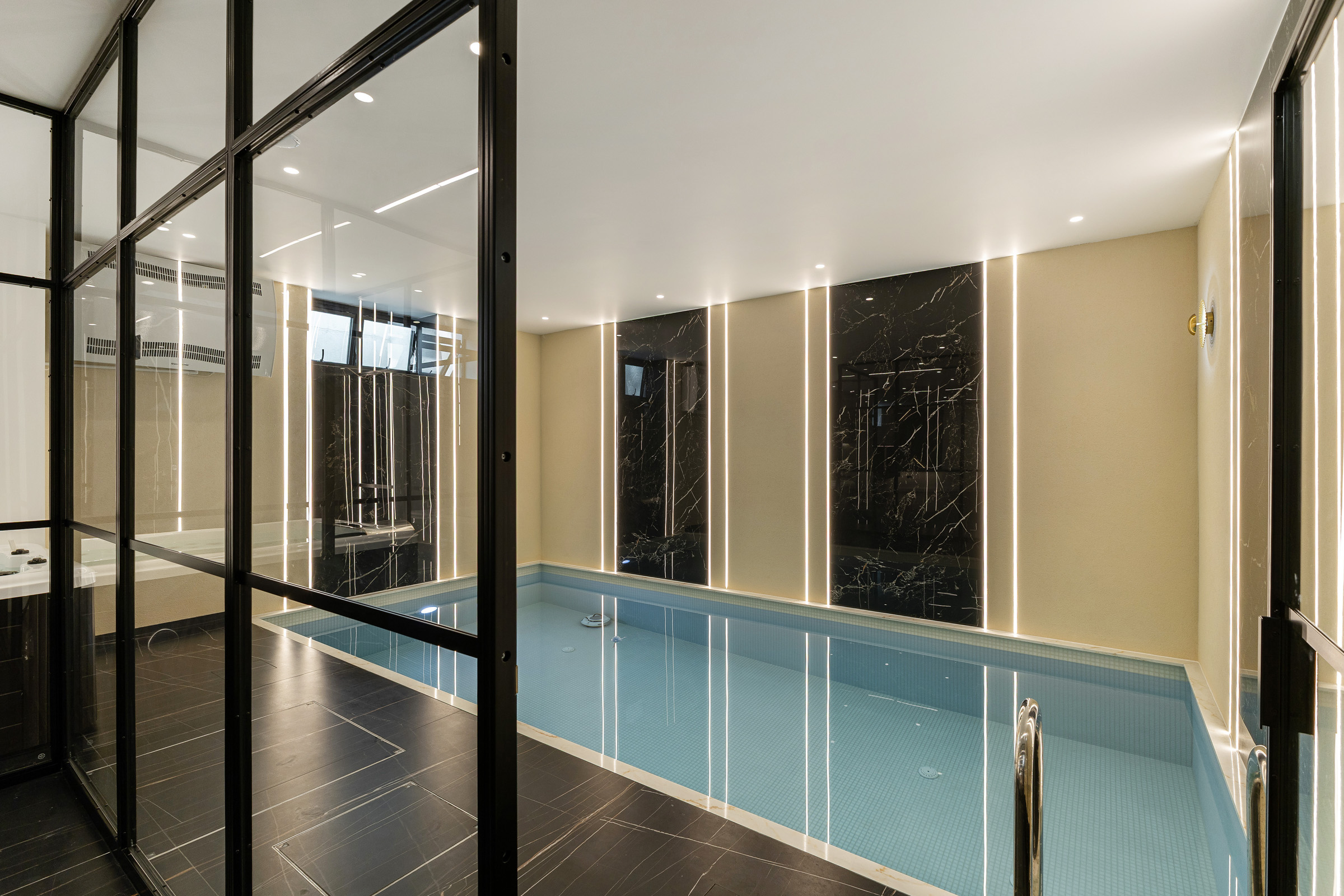  A Gated Contemporary House with an Indoor Swimming Pool - 物件實景