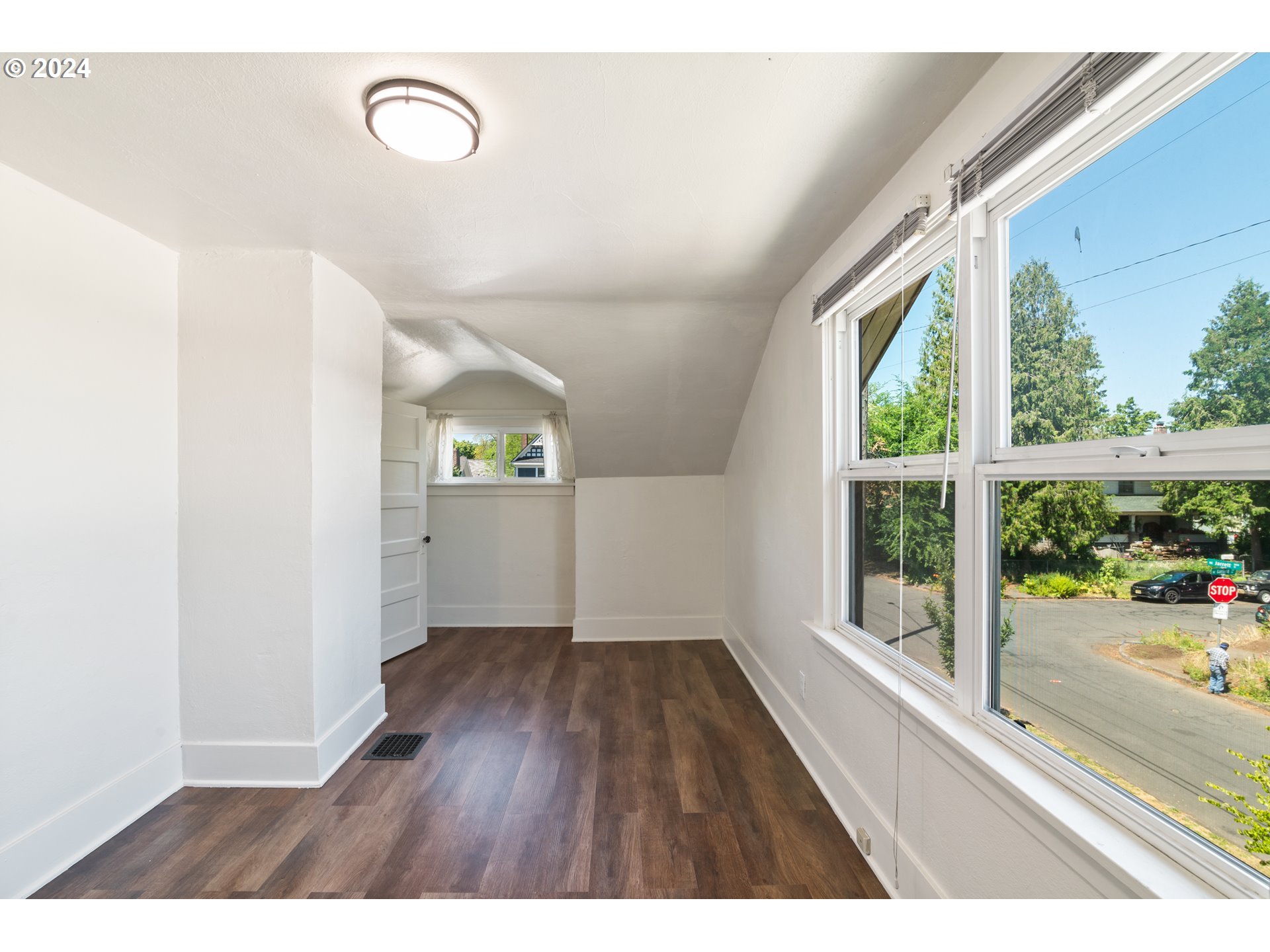 Portland, Oregon, 97211, United States, 5 Bedrooms Bedrooms, ,2 BathroomsBathrooms,Residential,For Sale,1976377