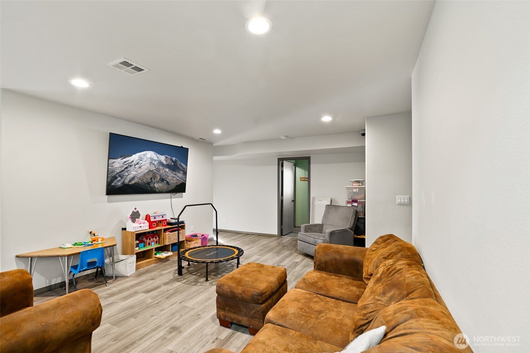 Ellensburg, Washington, 98926, United States, 6 Bedrooms Bedrooms, ,2 BathroomsBathrooms,Residential,For Sale,1992085