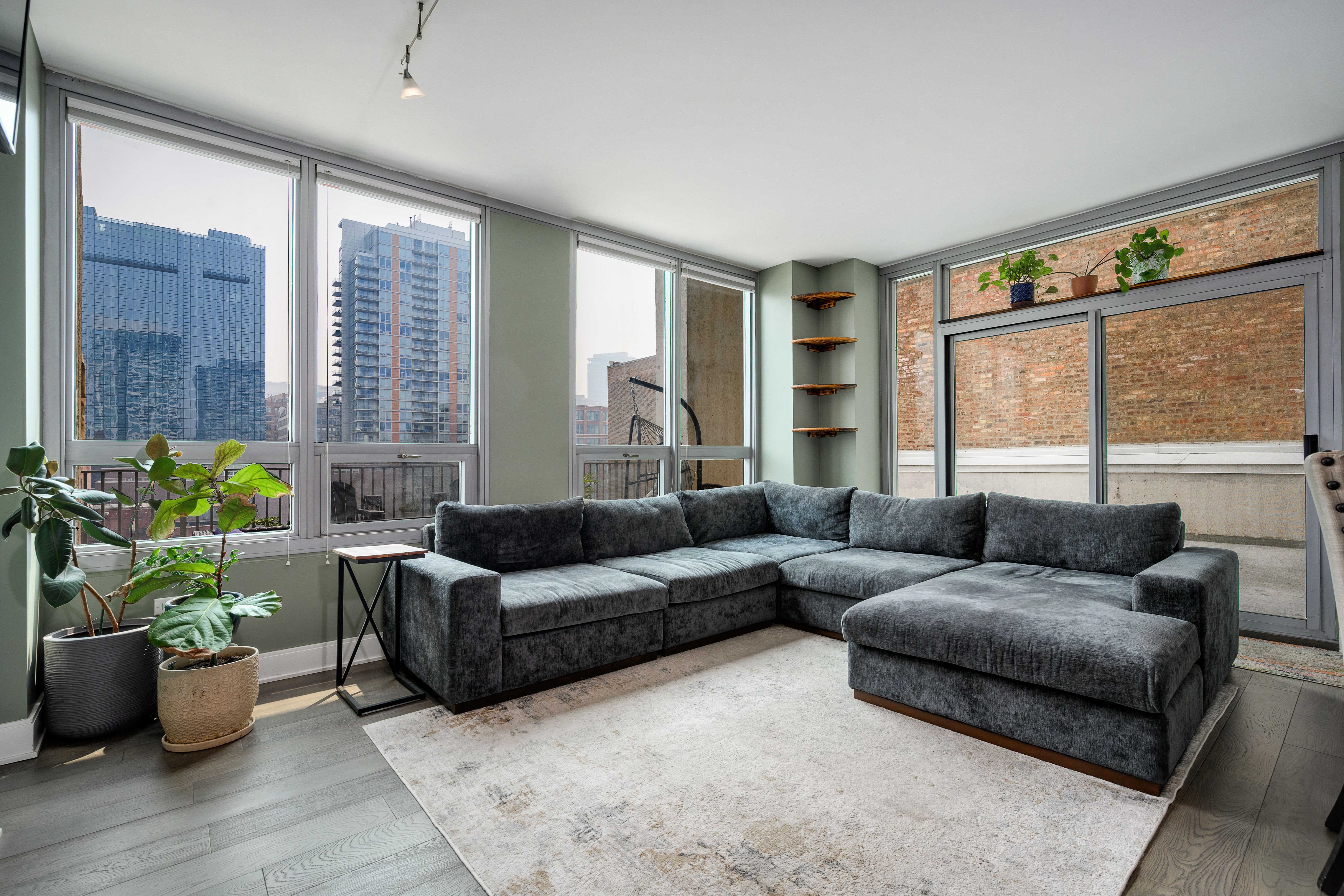 Experience Elevated City Living in This Beautifully Renovated Corner Residence - 物件實景