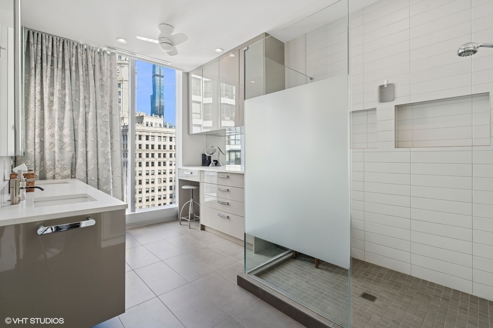 Chicago, Illinois, 60611, United States, 3 Bedrooms Bedrooms, ,4 BathroomsBathrooms,Residential,For Sale,1903791