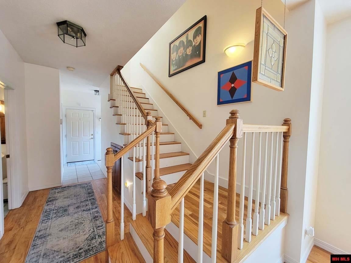 Mountain Home, Arkansas, 72653, United States, 4 Bedrooms Bedrooms, ,5 BathroomsBathrooms,Residential,For Sale,1981288