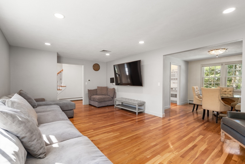 Framingham, Massachusetts, 01701, United States, 4 Bedrooms Bedrooms, ,3 BathroomsBathrooms,Residential,For Sale,1988124