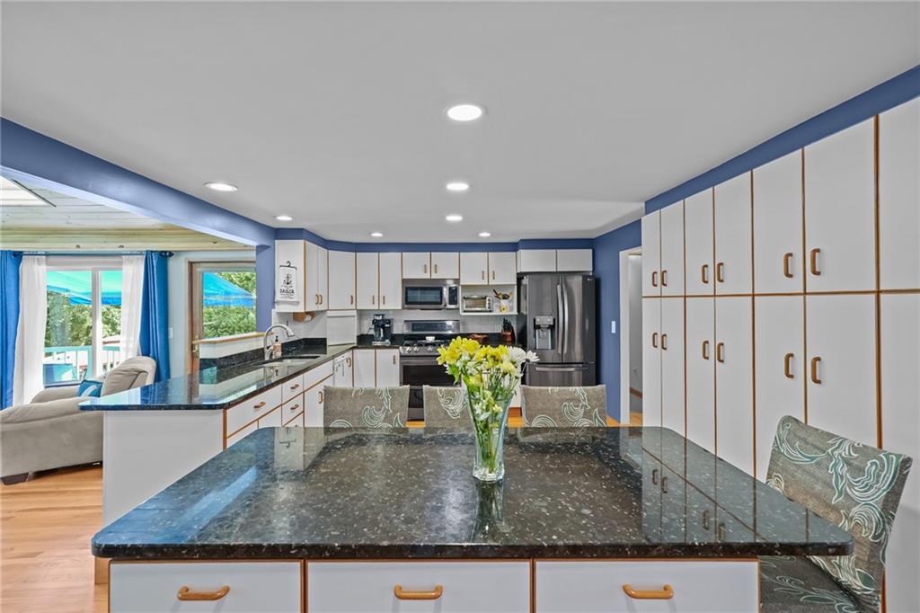 North Kingstown, Rhode Island, 02852, United States, 3 Bedrooms Bedrooms, ,4 BathroomsBathrooms,Residential,For Sale,1973997