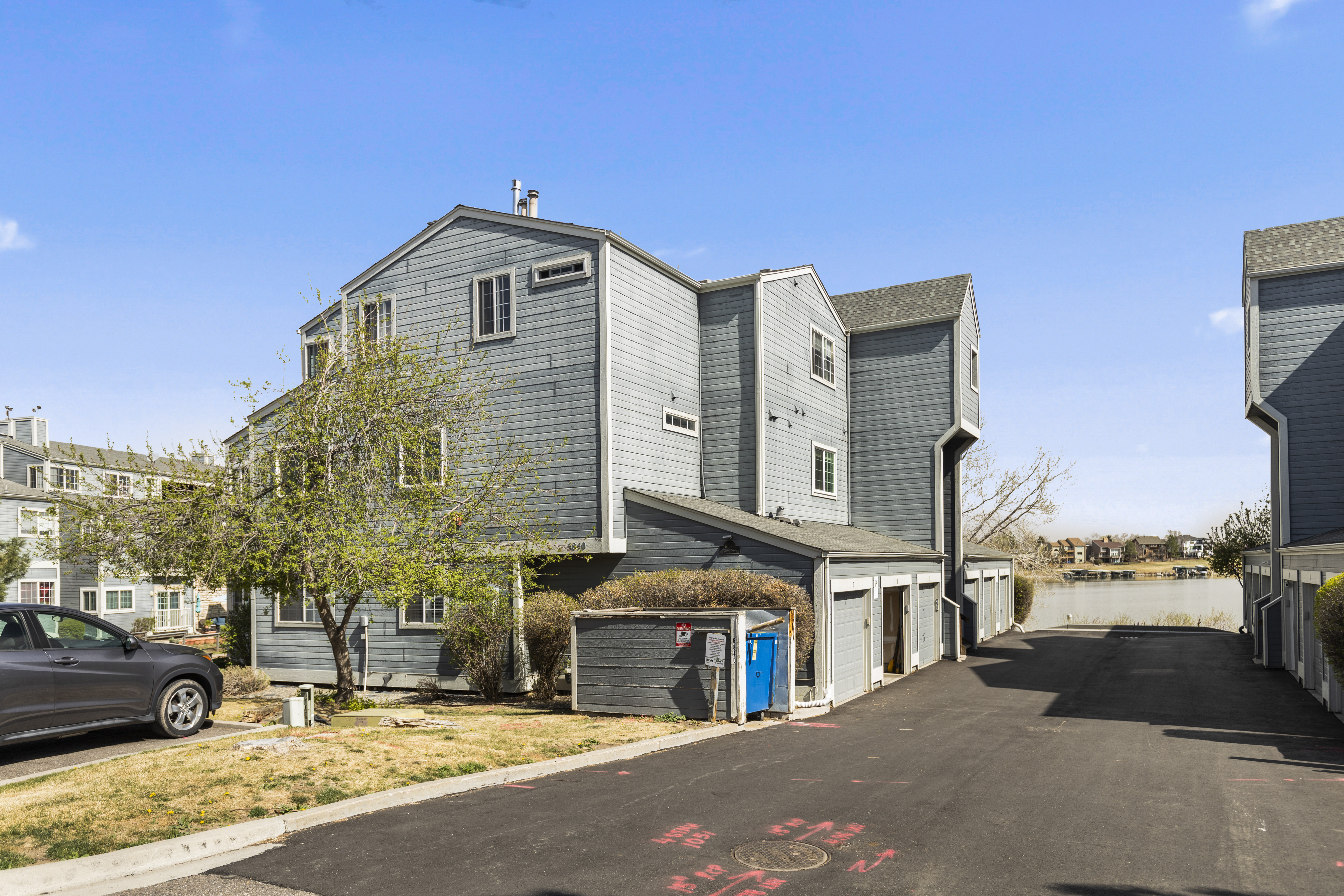  Expansive water views and a light-filled interior create a truly unique setting - 物件實景