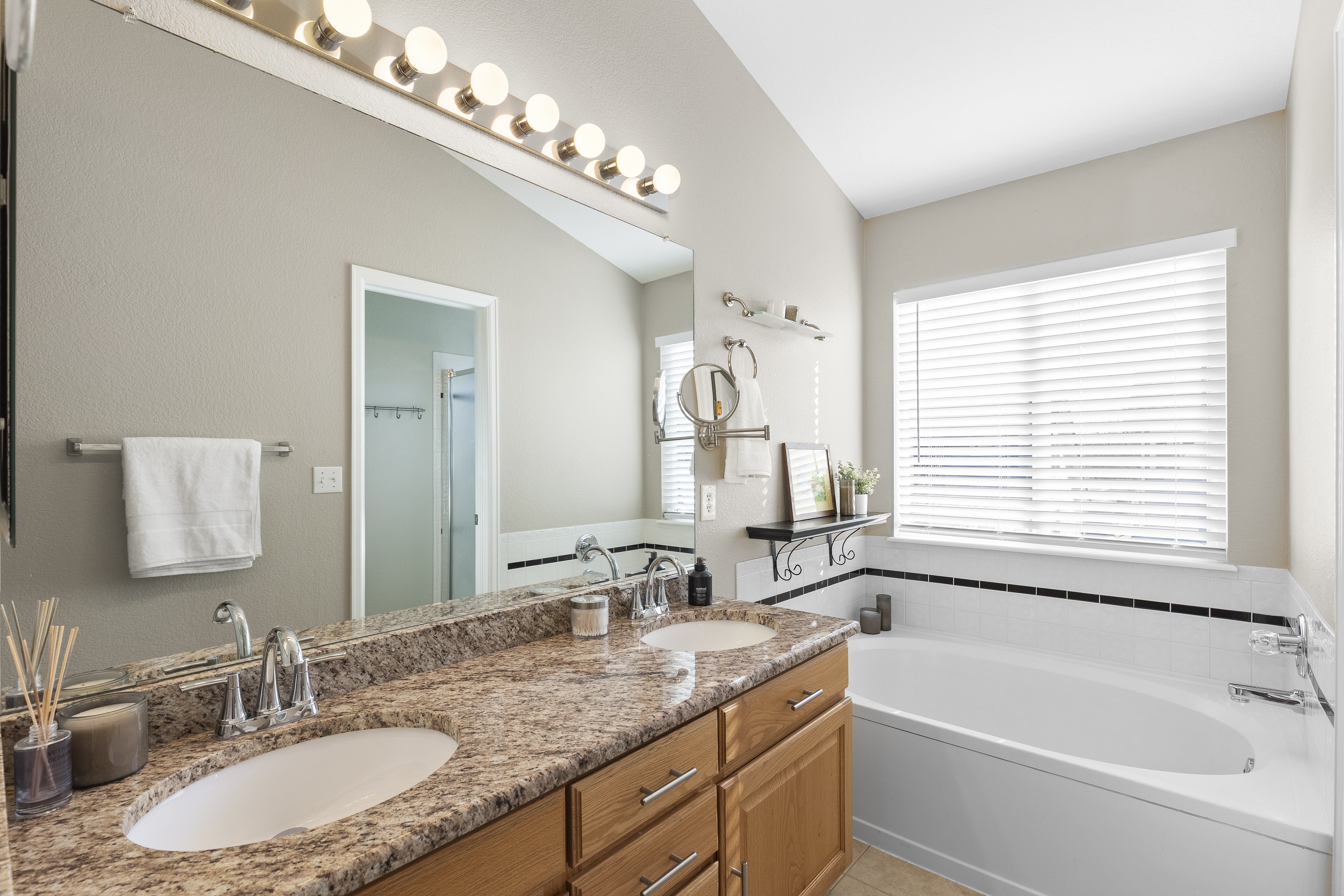  PRIME LOWRY LOCATION  UPDATED & METICULOUSLY MAINTAINED - 物件實景