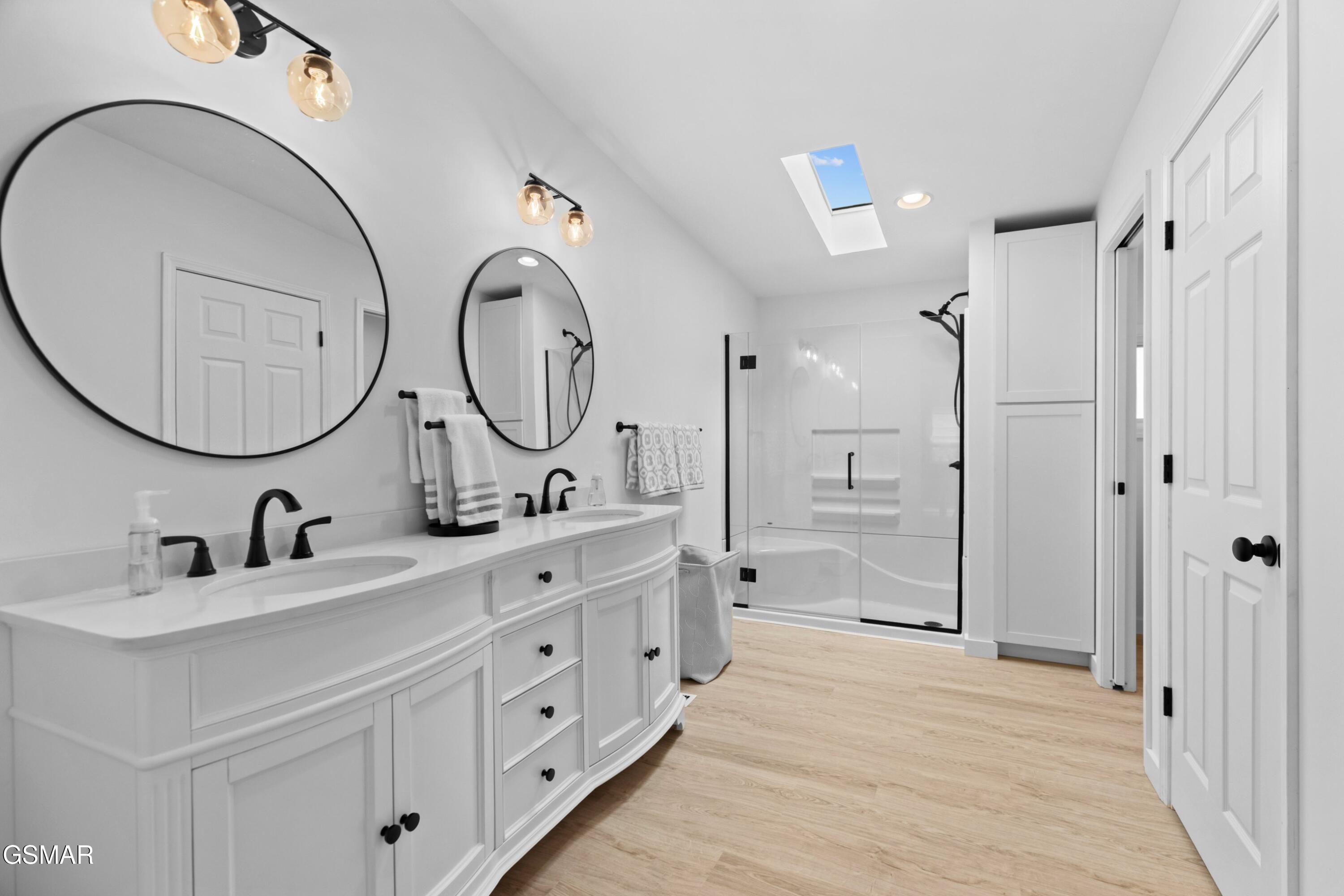 Dandridge, Tennessee, 37725, United States, 3 Bedrooms Bedrooms, ,2 BathroomsBathrooms,Residential,For Sale,1982636