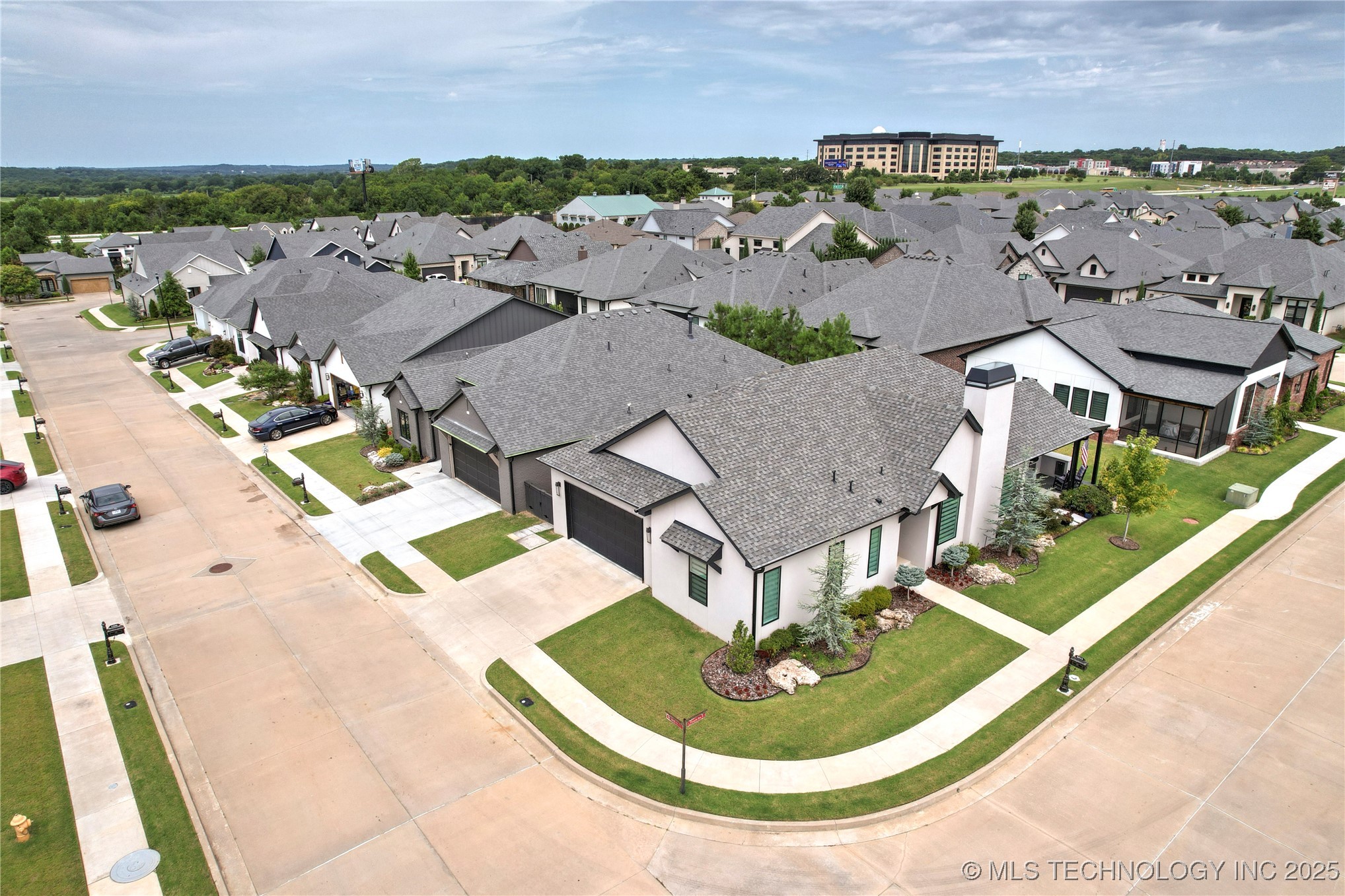 Tulsa, Oklahoma, 74132, United States, 2 Bedrooms Bedrooms, ,2 BathroomsBathrooms,Residential,For Sale,1926160