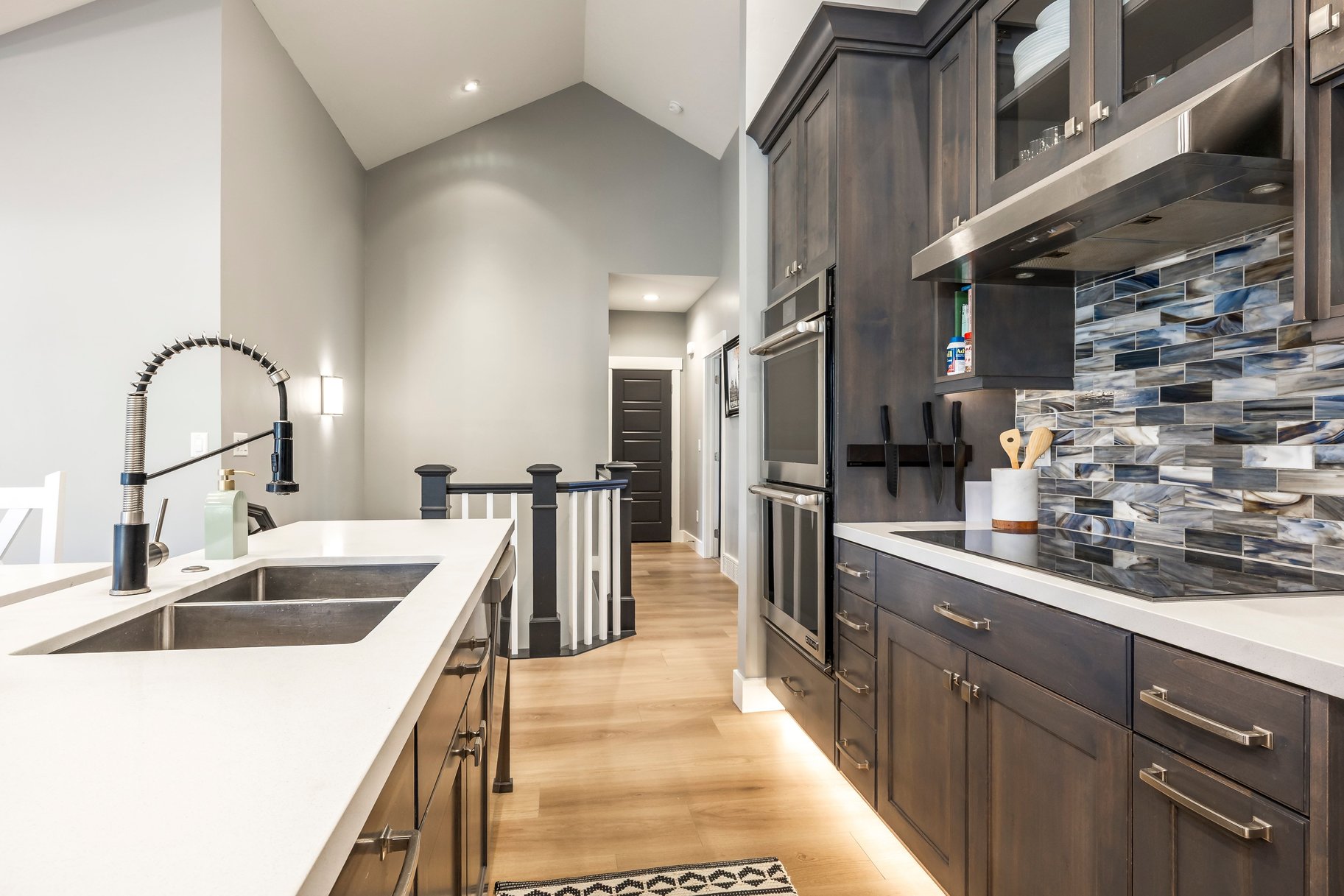  Beautiful Craftsman Rambler With Basement Apartment, Sports Pool and Pool House - 物件實景