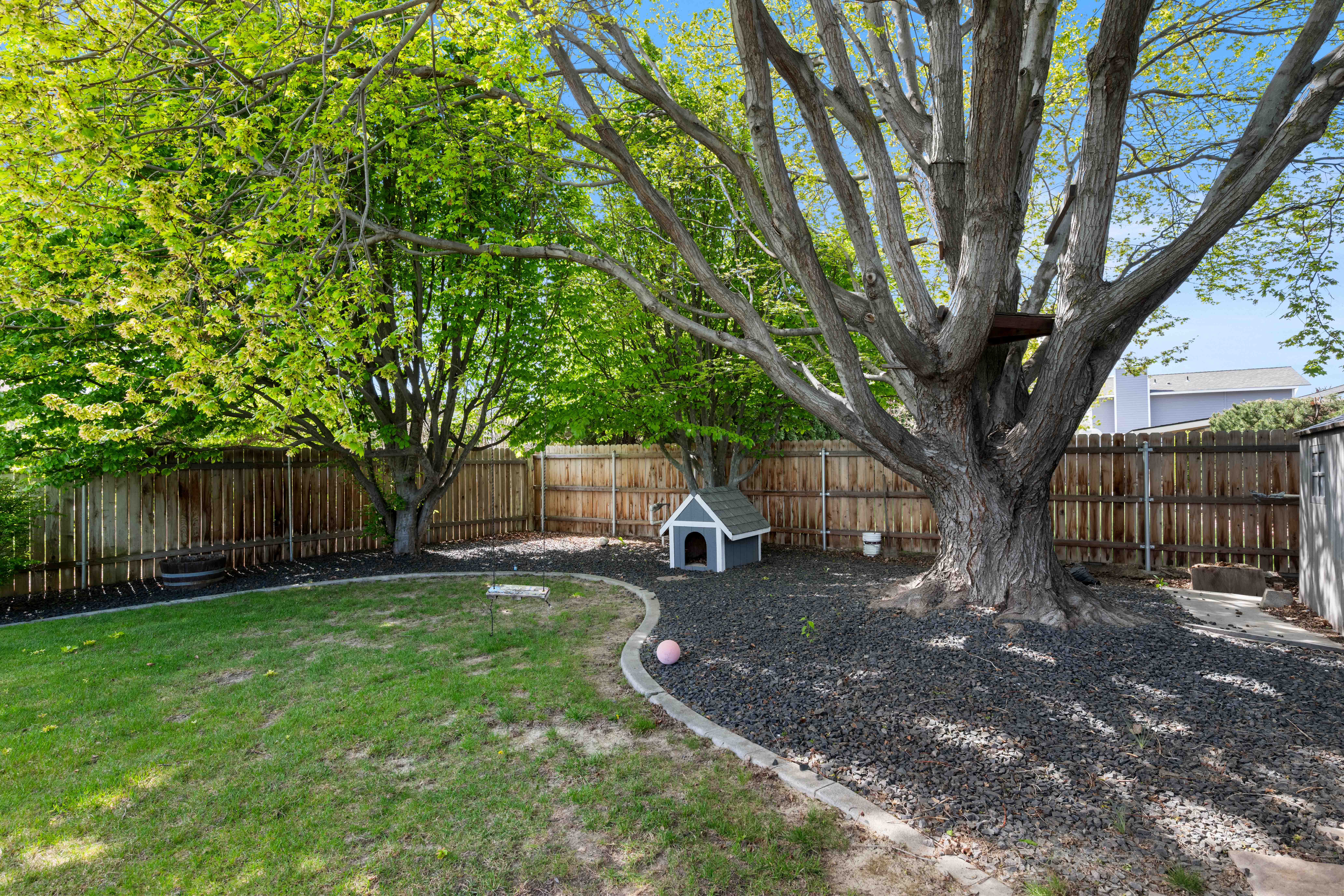  Beautifully Maintained Tri-Level Home - 物件實景