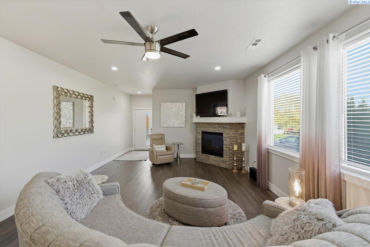 Richland, Washington, 99352, United States, 3 Bedrooms Bedrooms, ,2 BathroomsBathrooms,Residential,For Sale,1991630