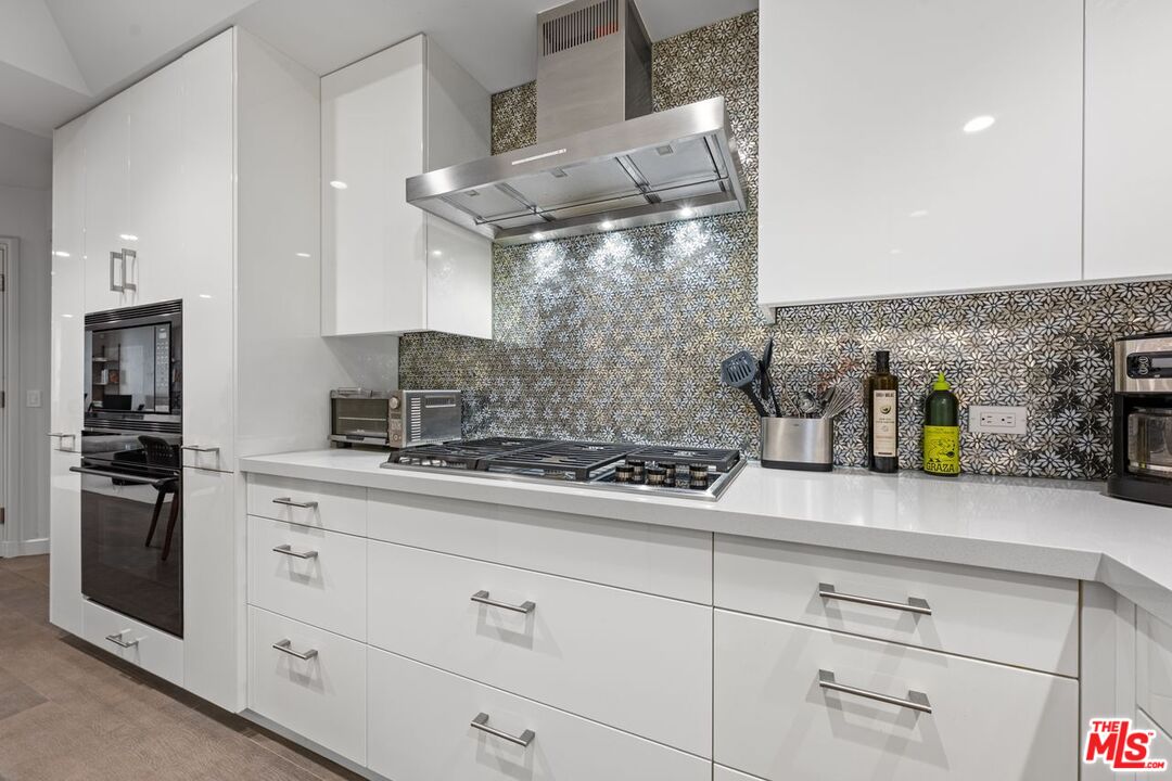 Santa Monica, California, 90402, United States, 2 Bedrooms Bedrooms, ,2 BathroomsBathrooms,Residential,For Sale,1901318