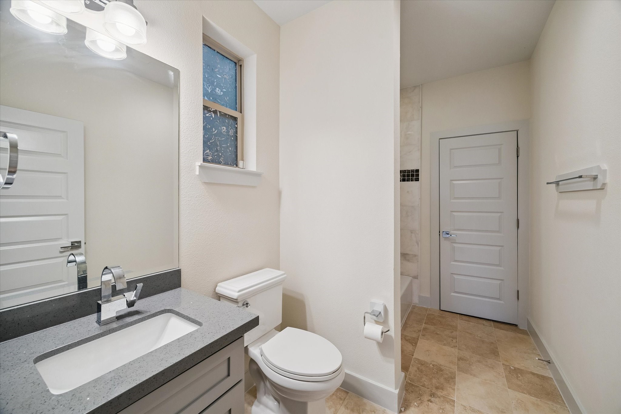  4833 Chenevert Street - 物件實景