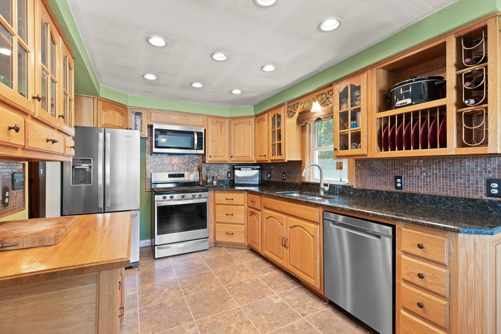 Mansfield, Massachusetts, 02048, United States, 3 Bedrooms Bedrooms, ,1 BathroomBathrooms,Residential,For Sale,1926255