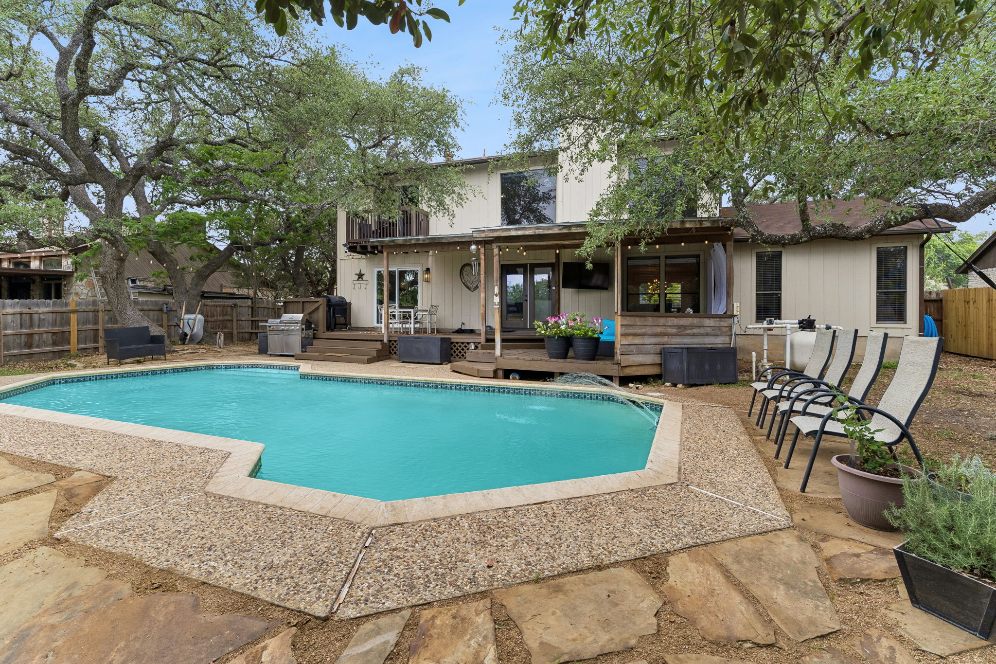  Oak-Canopied Retreat with Pool and Media Room - 物件實景